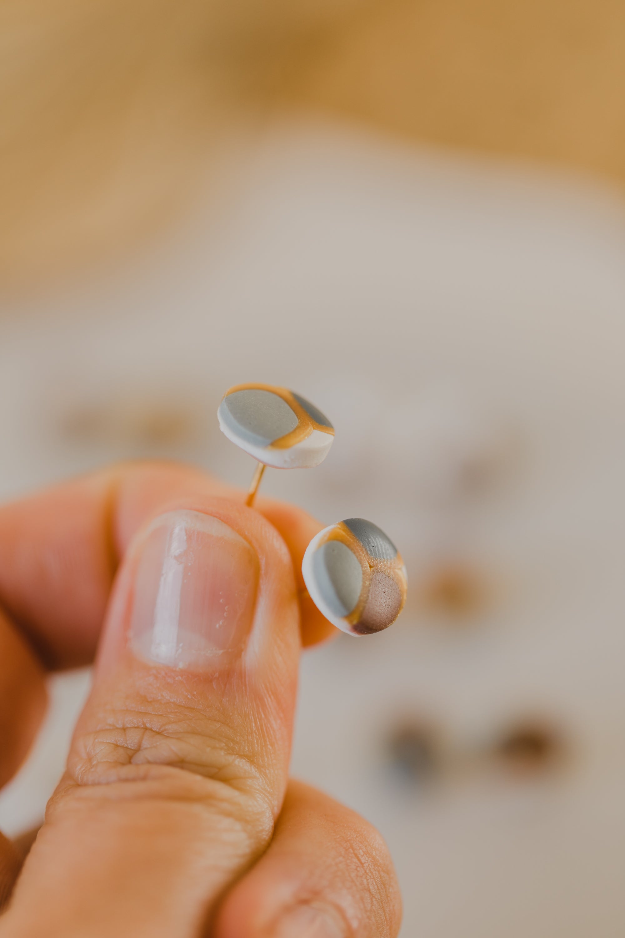 runde gepunktete kleine Ohrstecker aus Polymer Ton in verschiedenen Farben