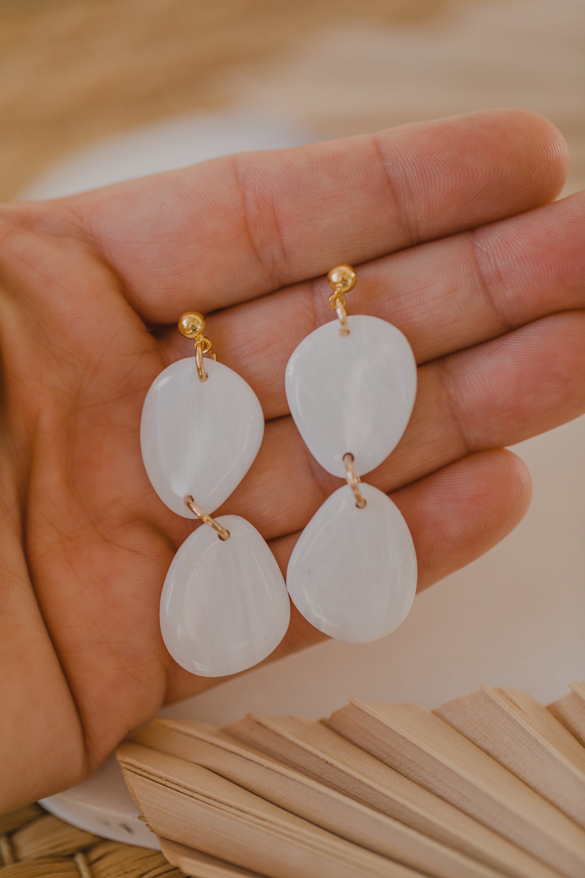 ESTELLE - weiße ovale transparente Ohrringe aus Polymer Ton