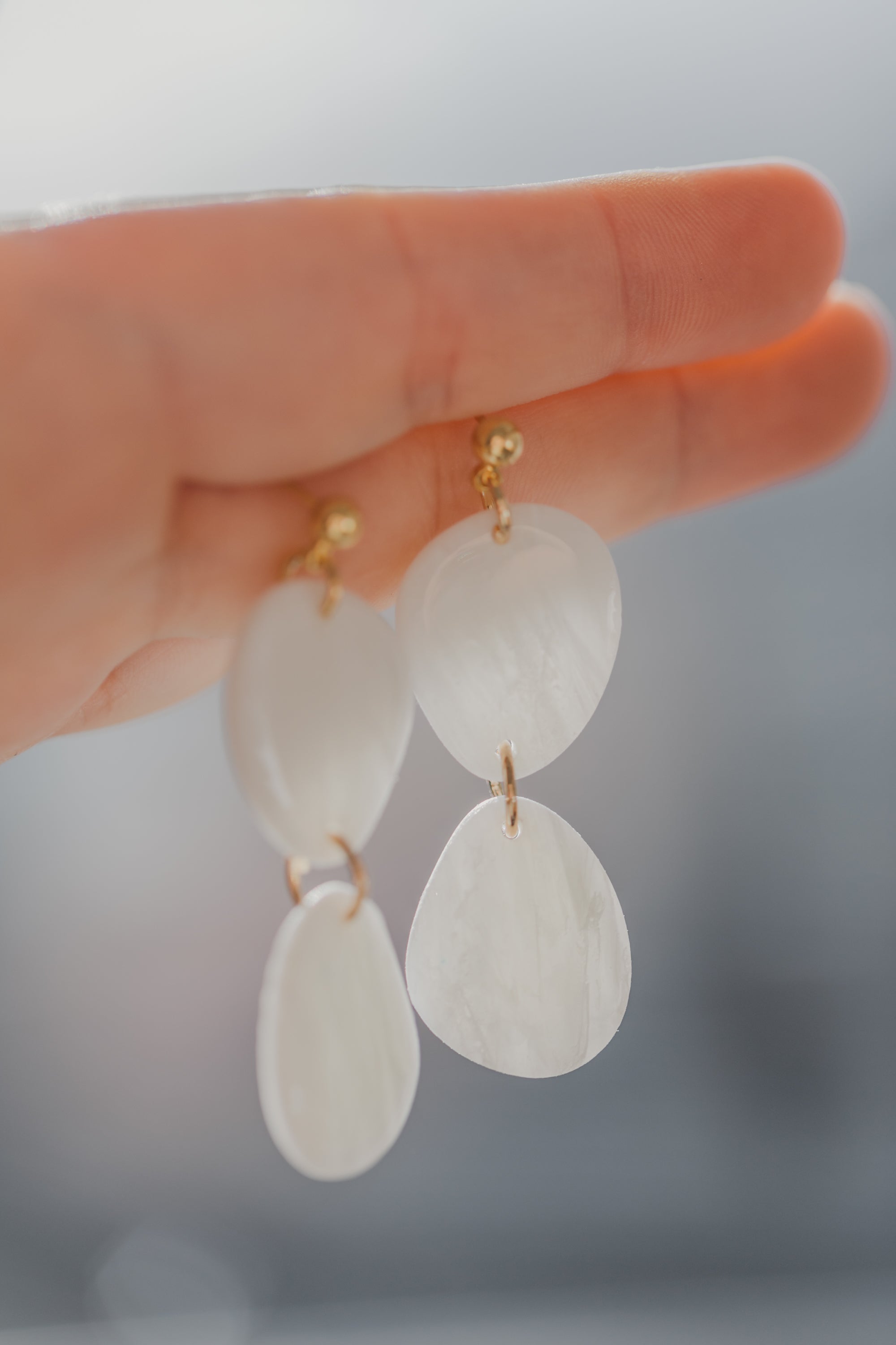 ESTELLE - weiße ovale transparente Ohrringe aus Polymer Ton