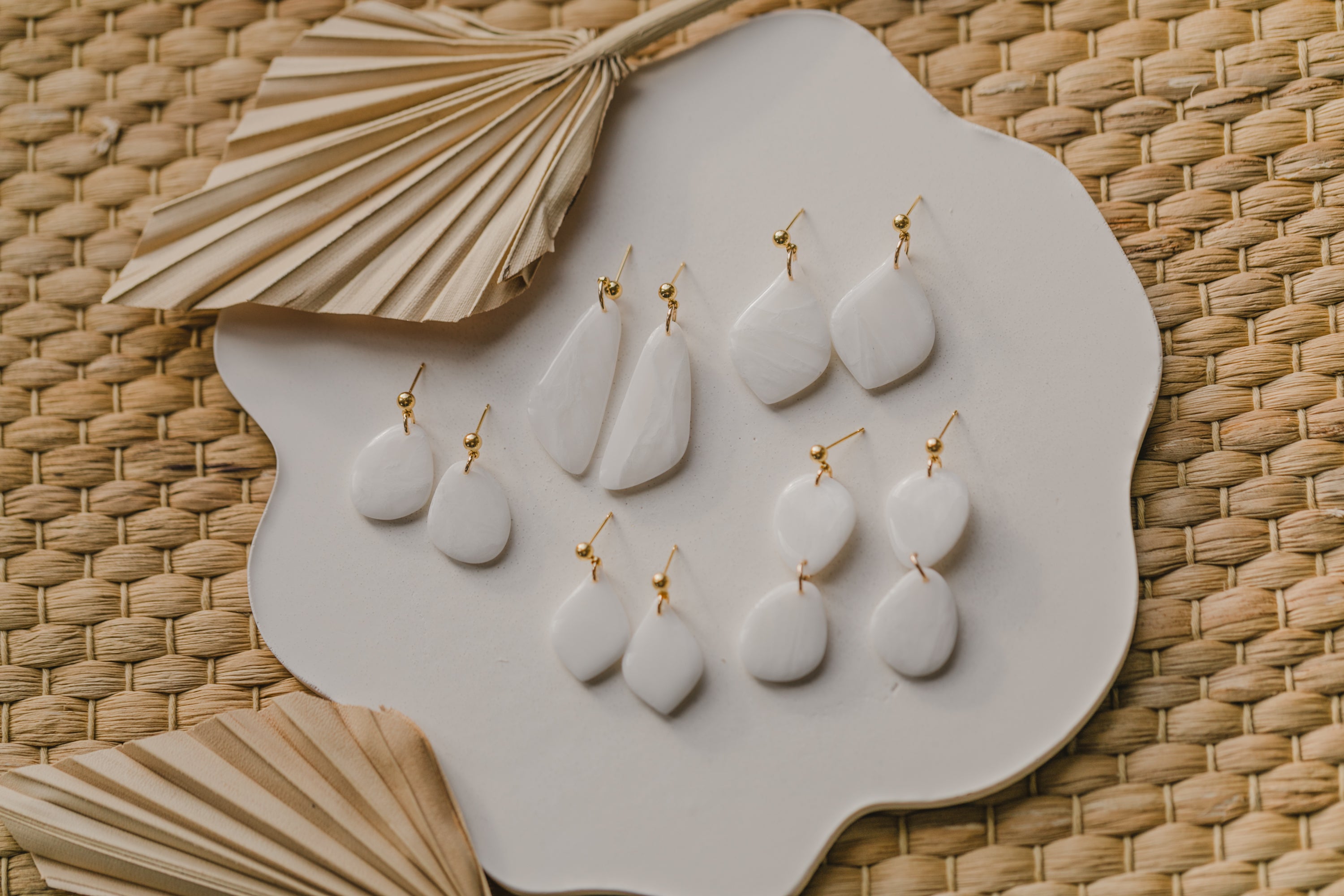 ESTELLE - weiße ovale transparente Ohrringe aus Polymer Ton