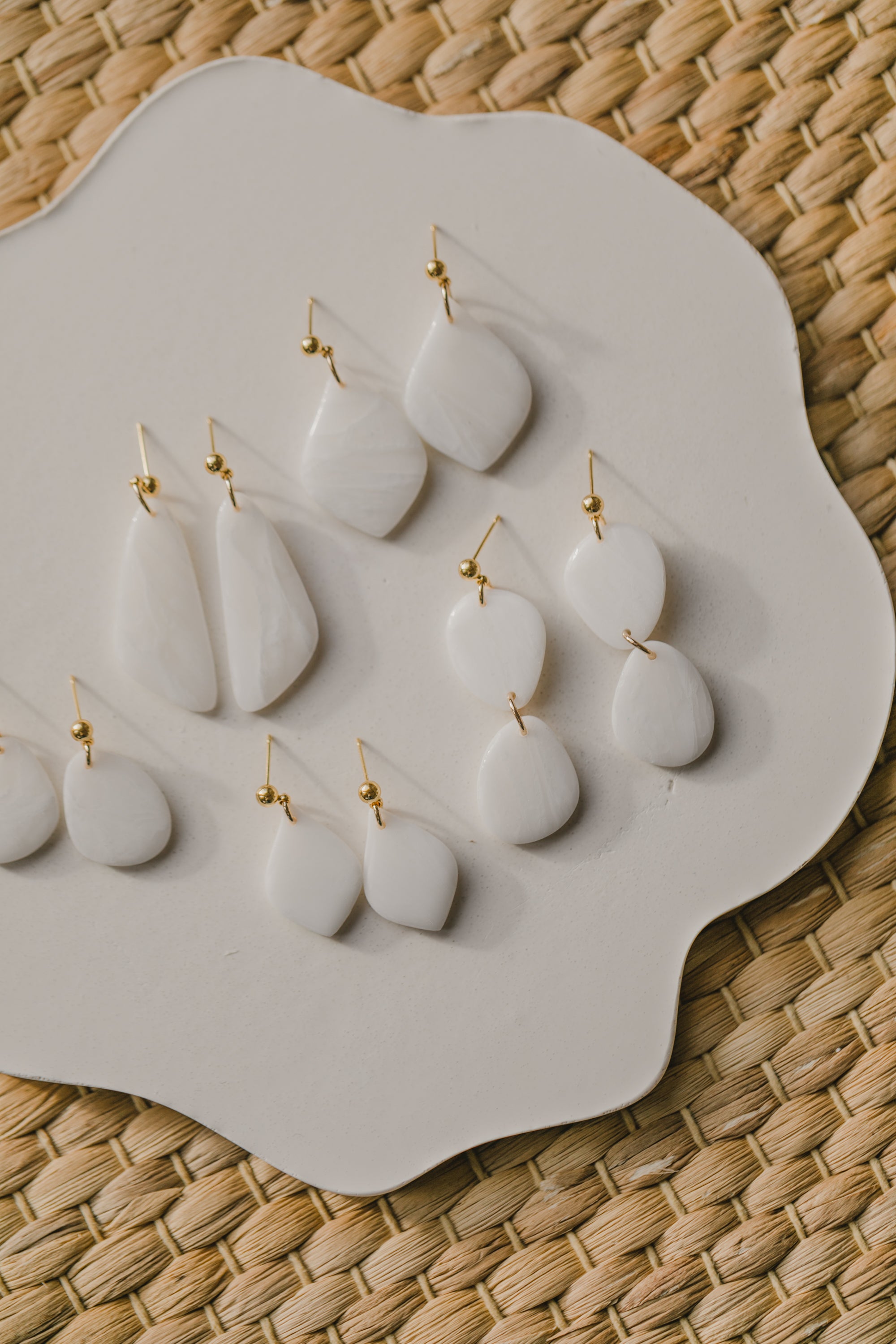 ESTELLE - weiße ovale transparente Ohrringe aus Polymer Ton