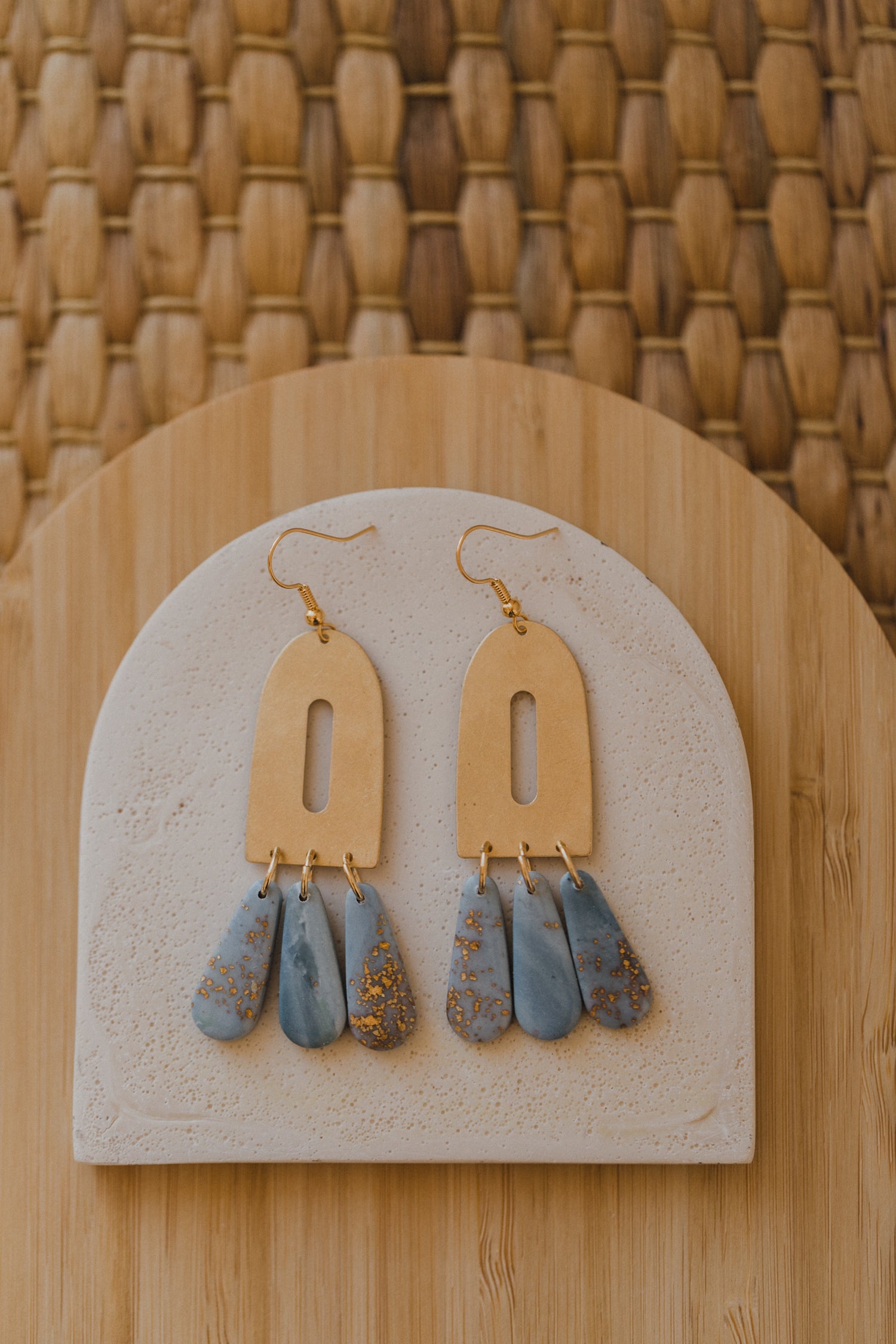 blaue lange Polymer Ton Ohrringe mit Blattgold