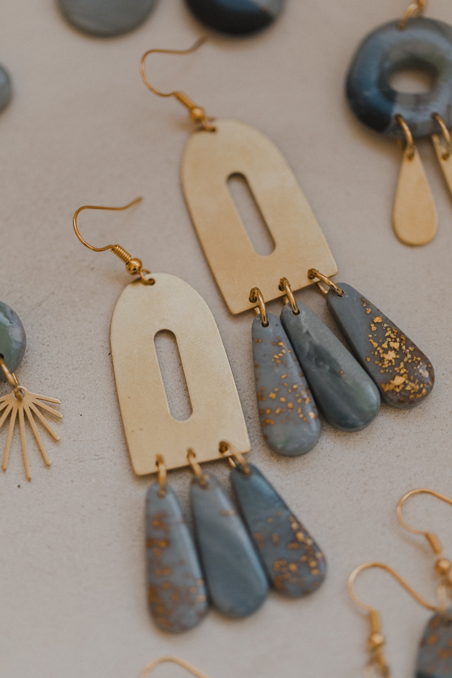 blaue lange Polymer Ton Ohrringe mit Blattgold