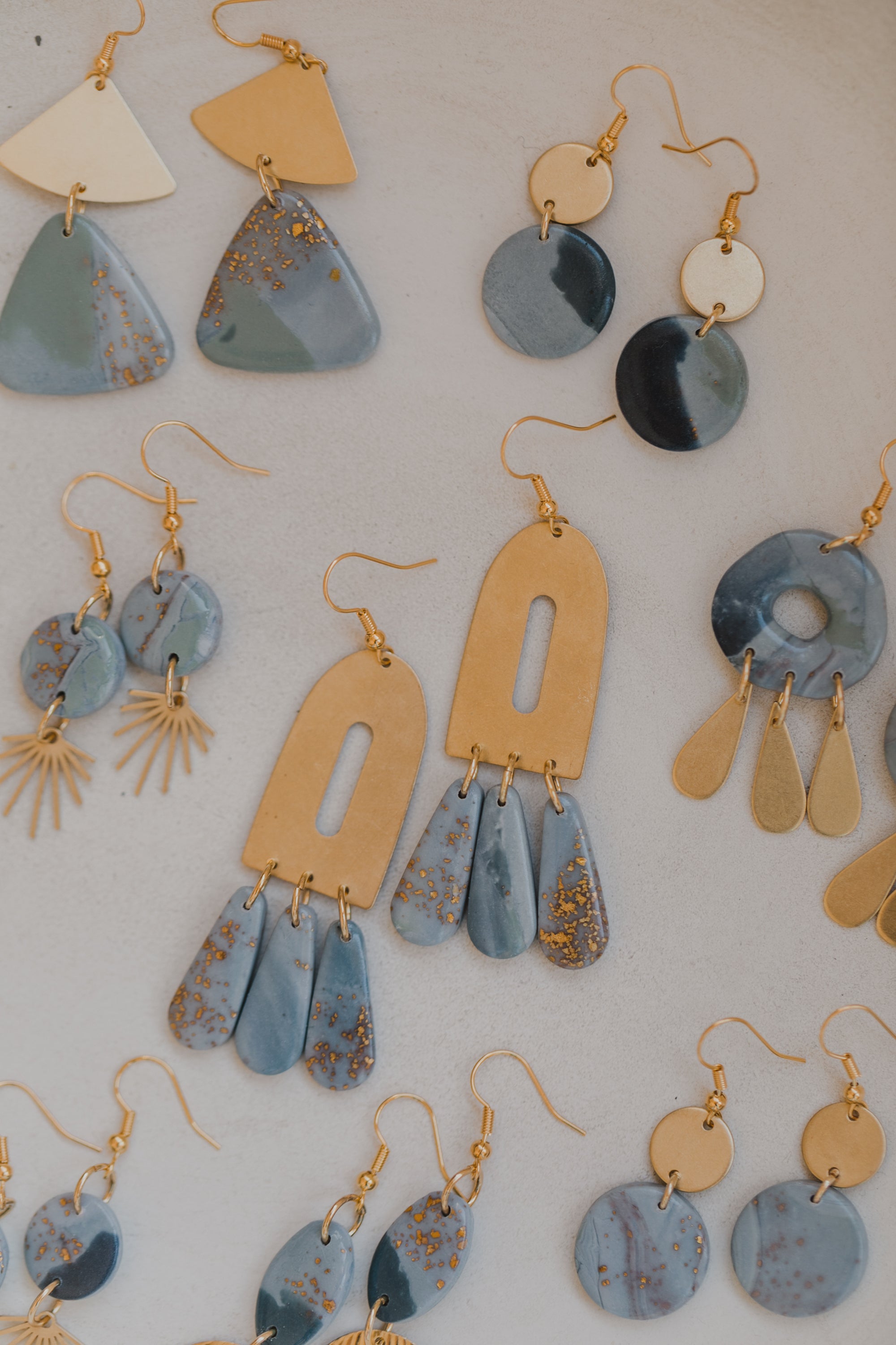 blaue lange Polymer Ton Ohrringe mit Blattgold