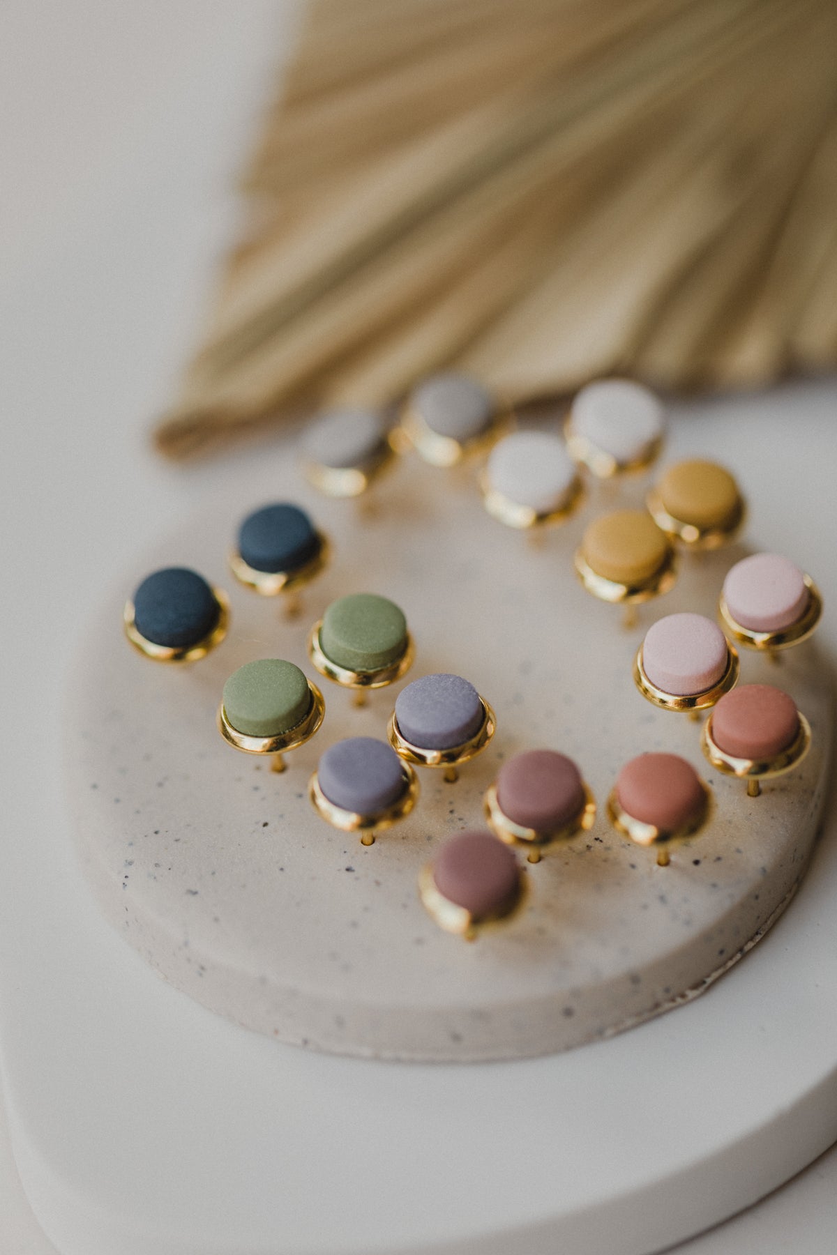 STELLA - kleine runde bunte Ohrstecker goldfarben
