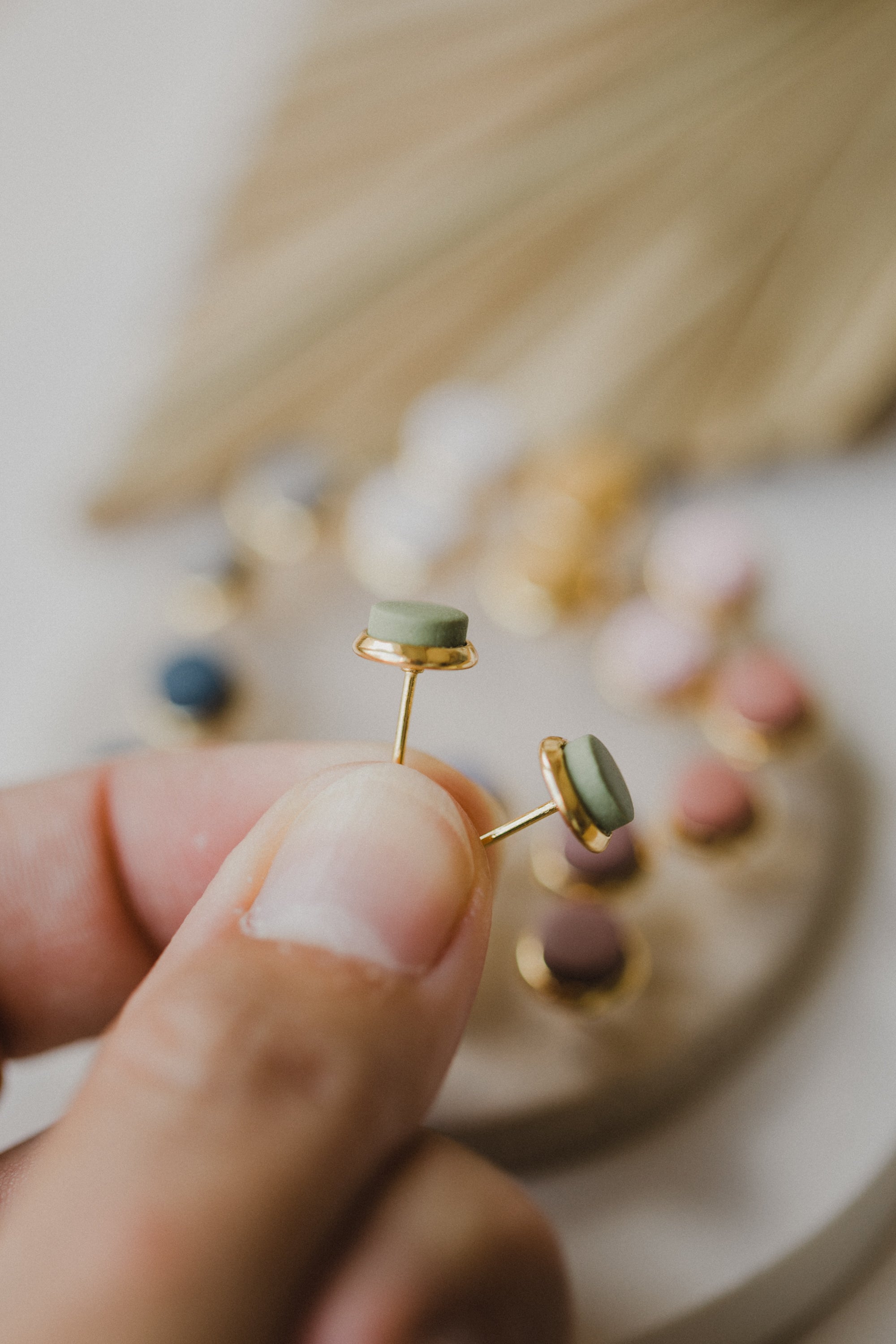 STELLA - small round colorful earrings gold-colored