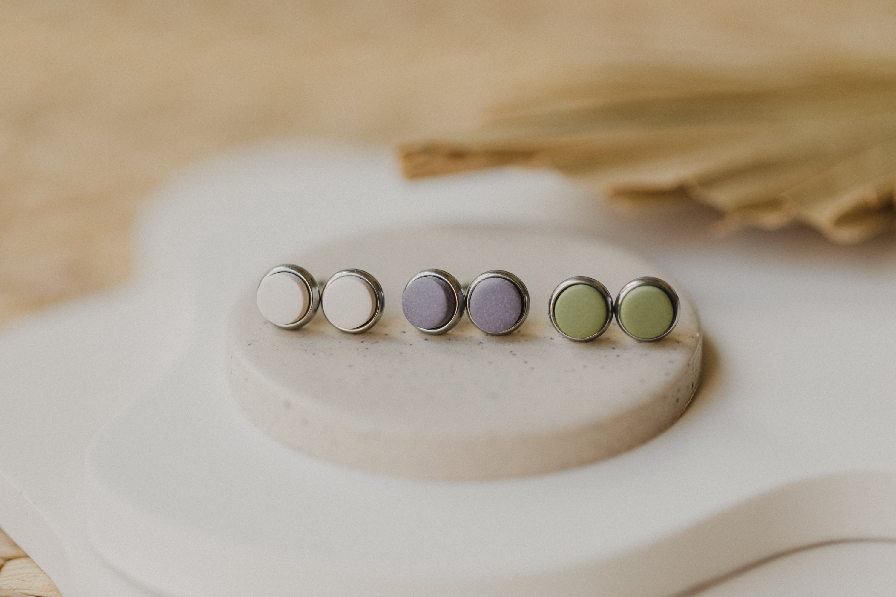 STELLA - small round colorful earrings silver-colored