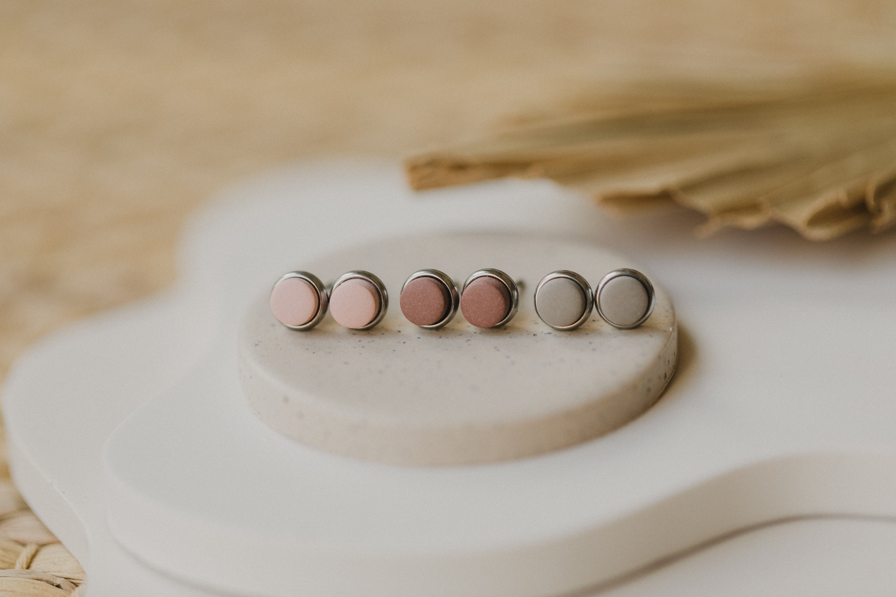 STELLA - small round colorful earrings silver-colored