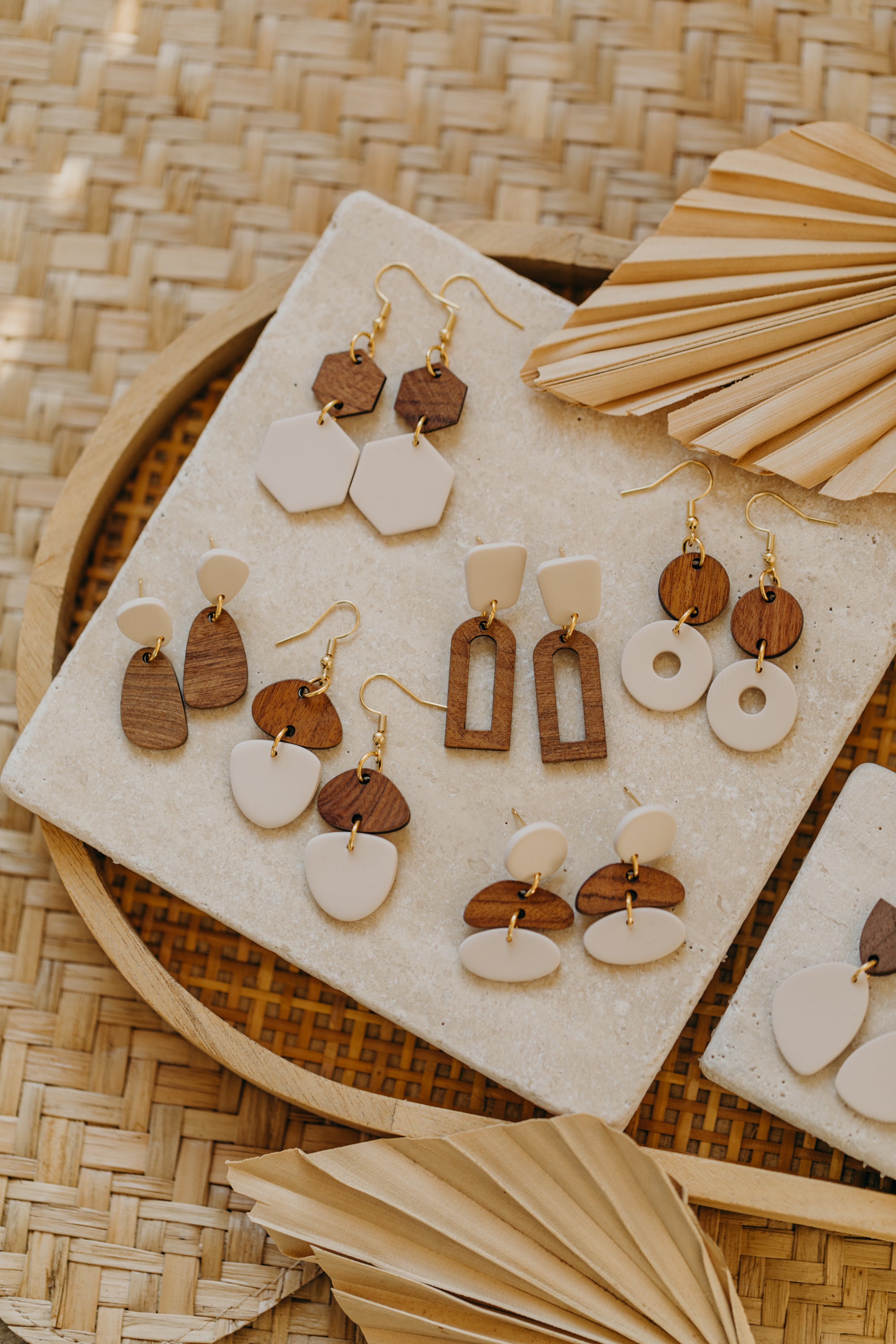 CORA - dreieckige Polymer Ton Ohrringe in Vanille mit Holzanhänger