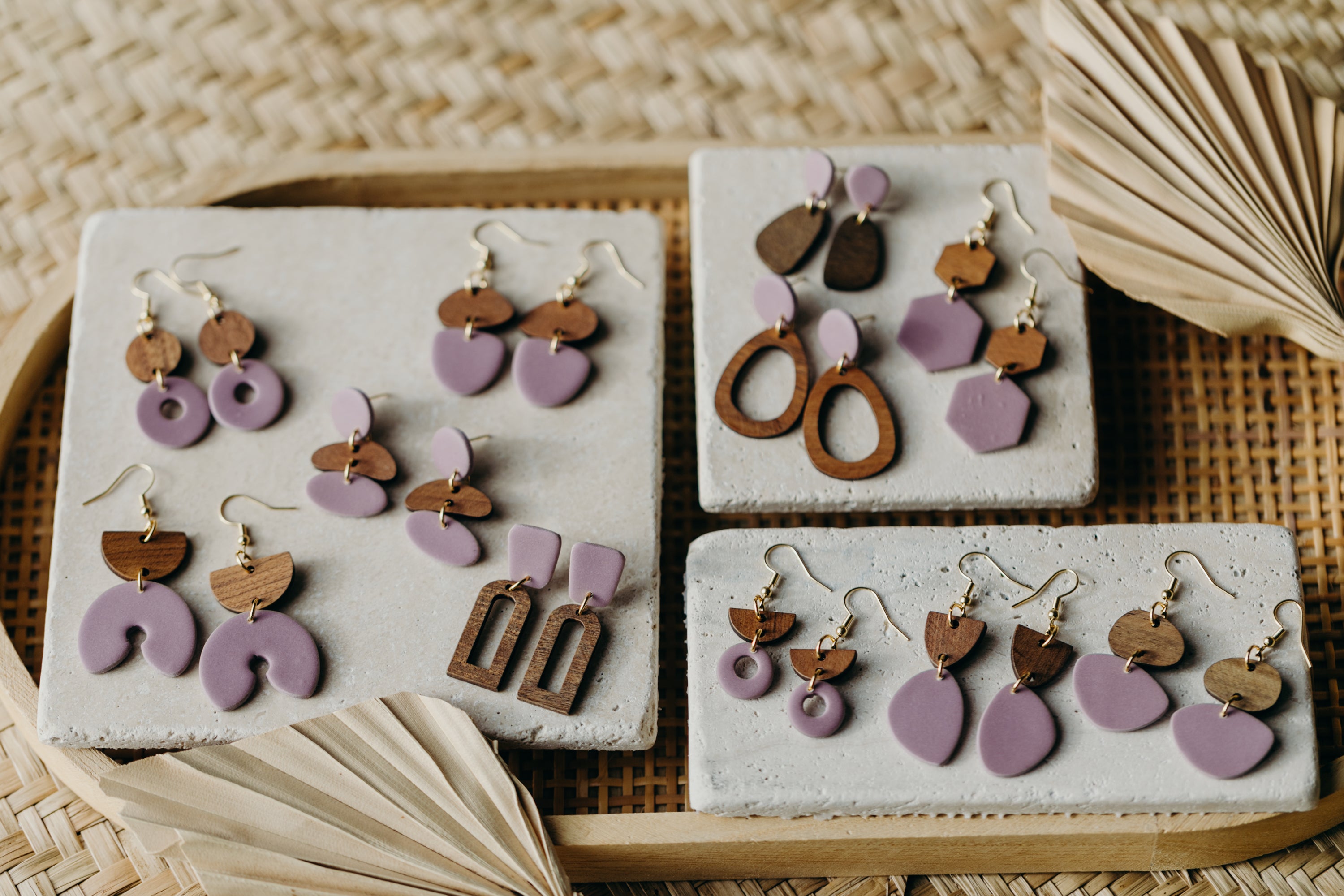 FILIPPA - ovale Polymer Ton Ohrringe in Lila mit organischem Holzanhänger
