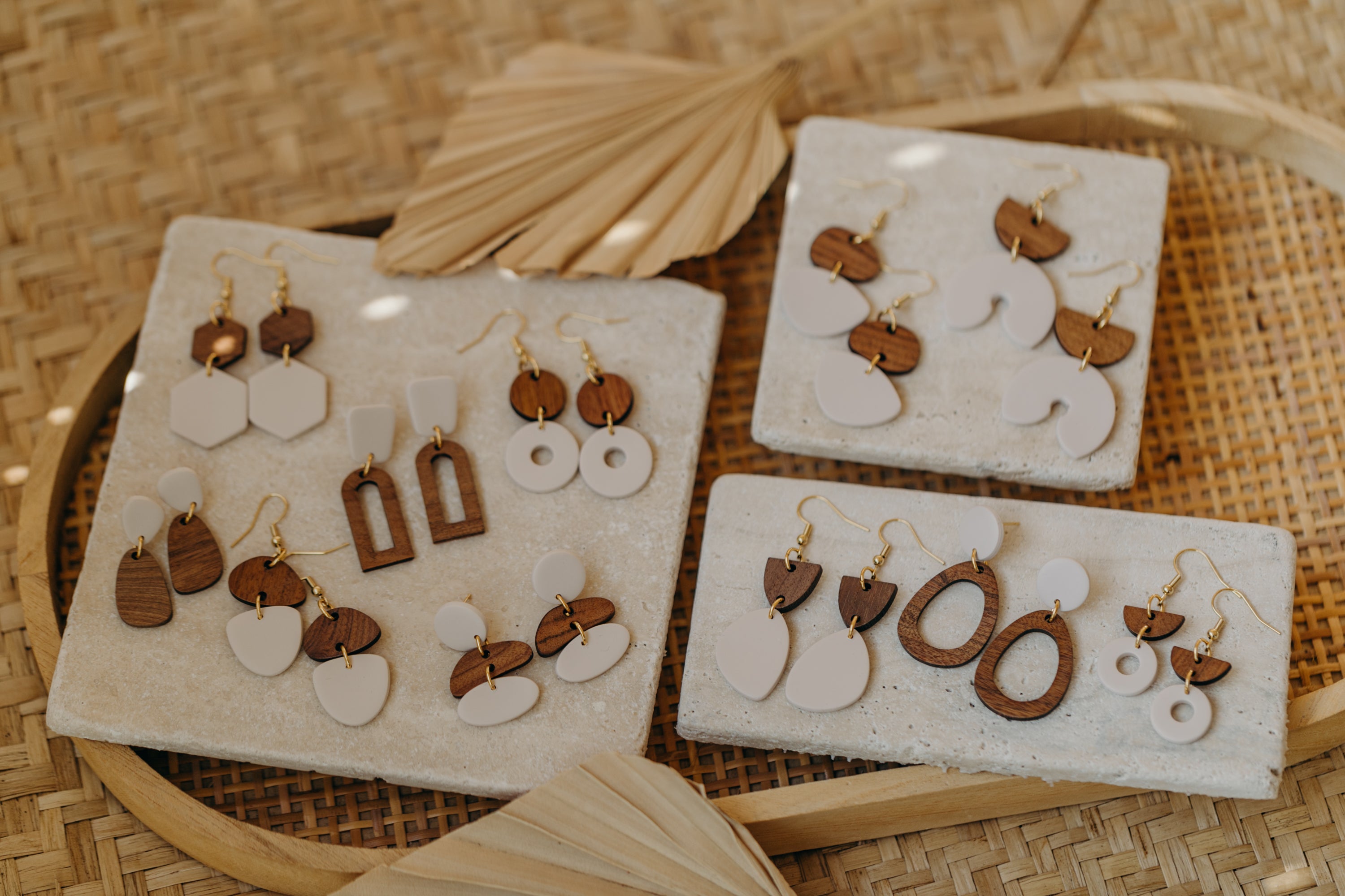 CORA - dreieckige Polymer Ton Ohrringe in Vanille mit Holzanhänger