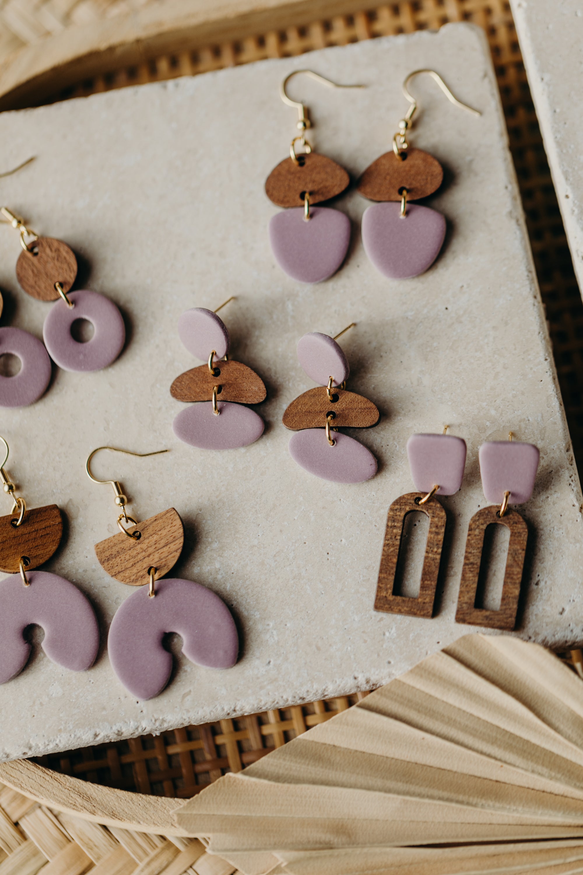 FILIPPA - ovale Polymer Ton Ohrringe in Lila mit organischem Holzanhänger