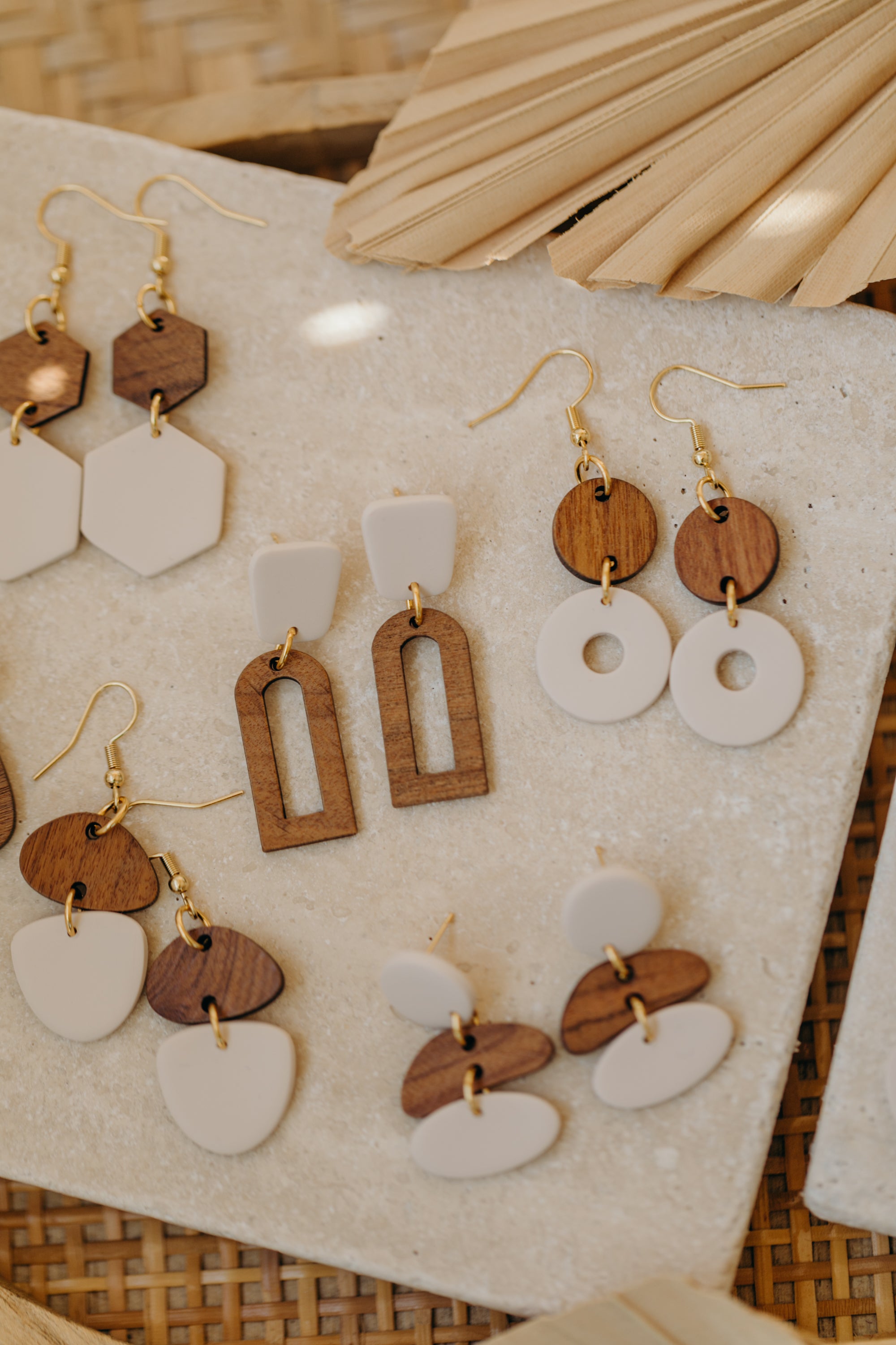 DONNA - runde Polymer Ton Ohrringe in Vanille mit rundem Holzanhänger