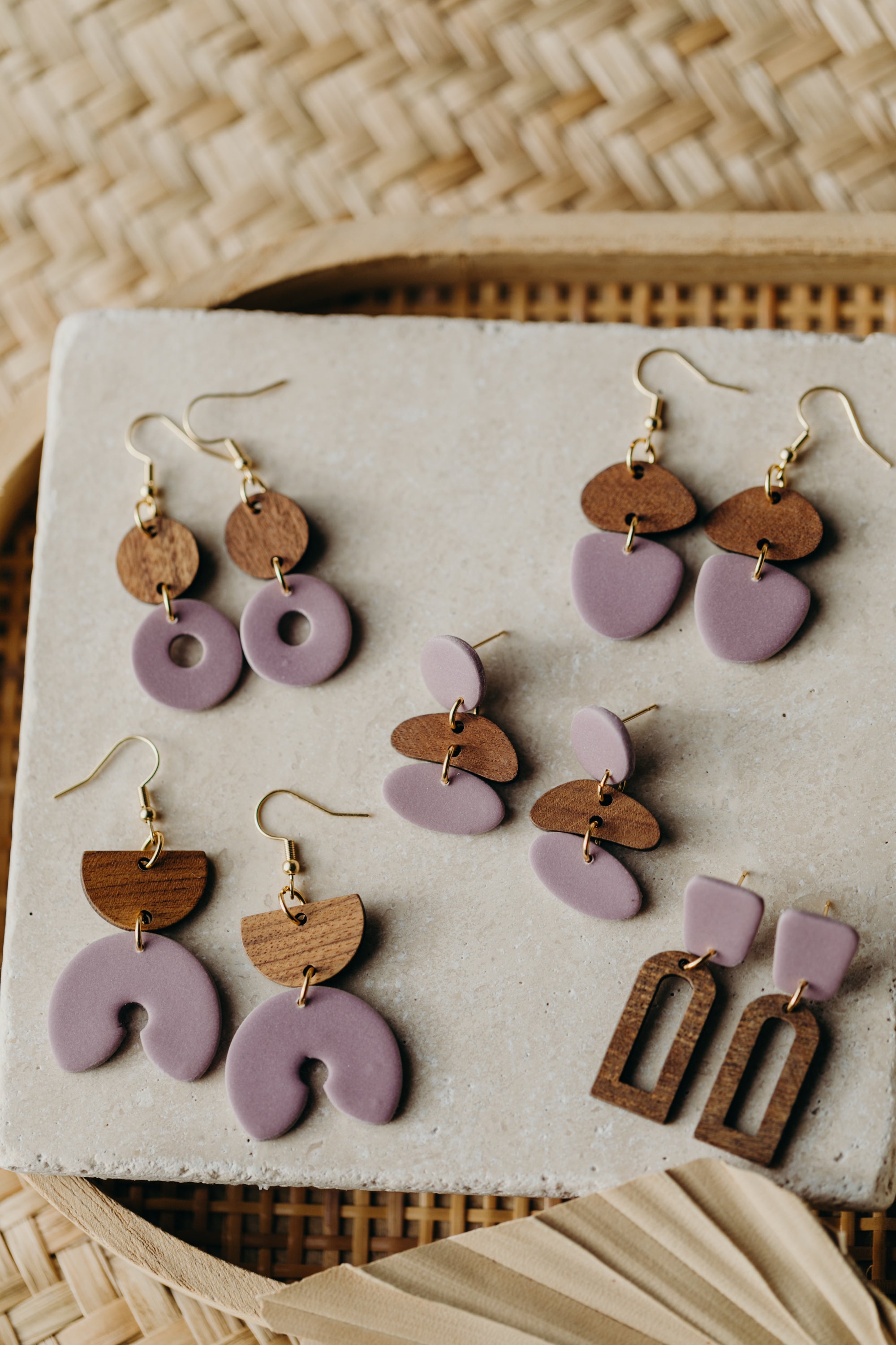 DONNA - runde Polymer Ton Ohrringe in Lila mit rundem Holzanhänger