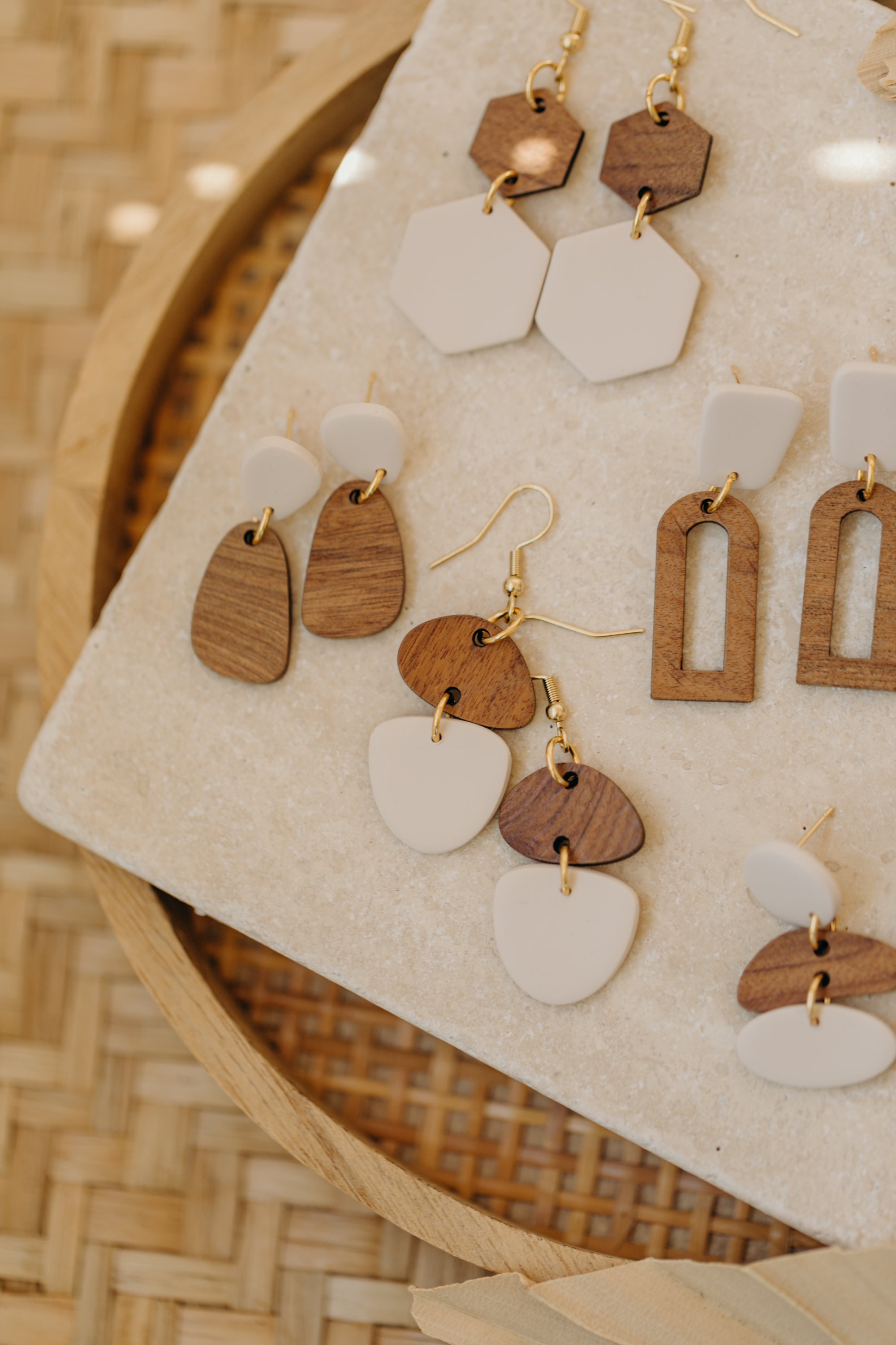 FLEUR - abgerundete Polymer Ton Ohrringe in Vanille mit Holzanhänger