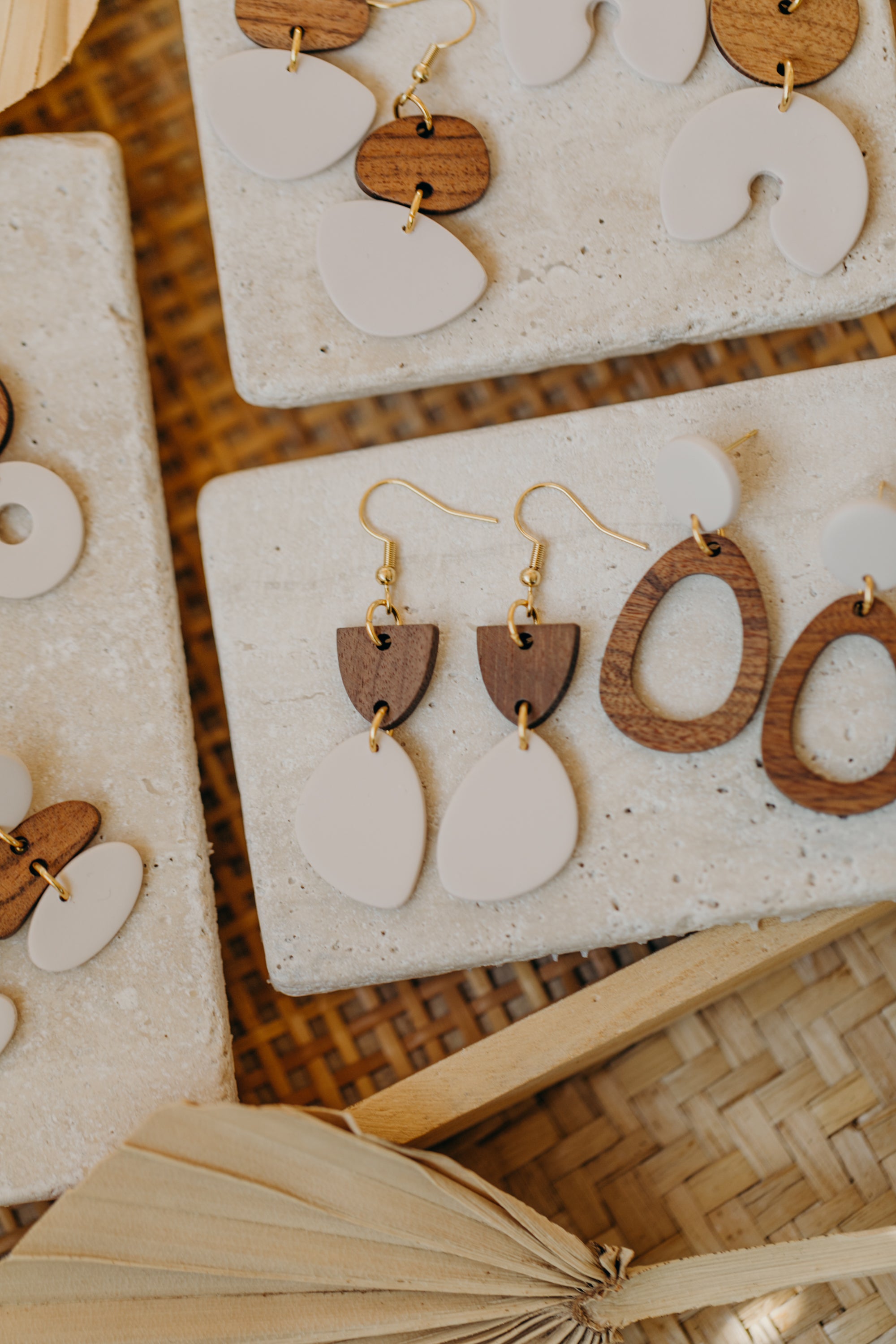 ALIA - dreieckige Polymer Ton Ohrringe in Vanille mit Holzanhänger