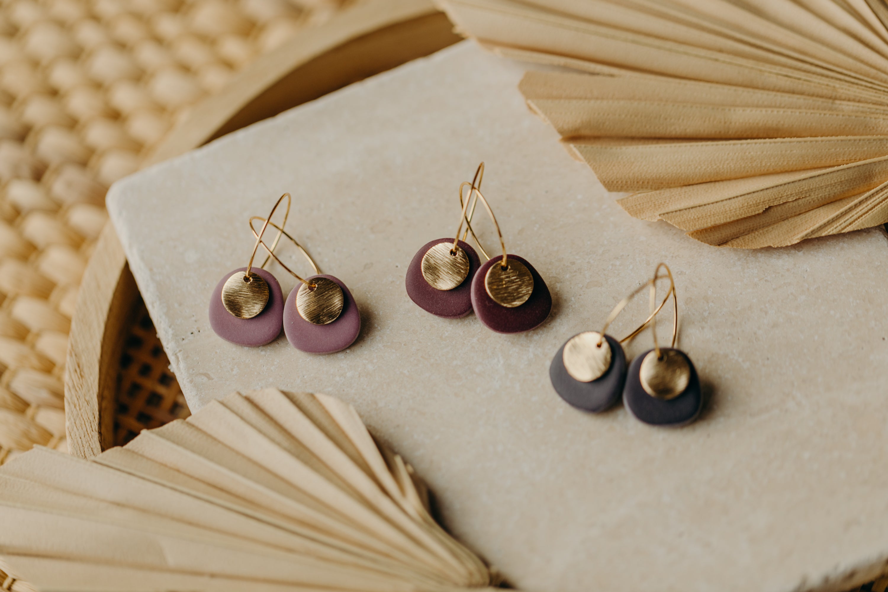 NICOLA - Creolen mit ovalem Polymer Ton Anhänger in Beerentönen