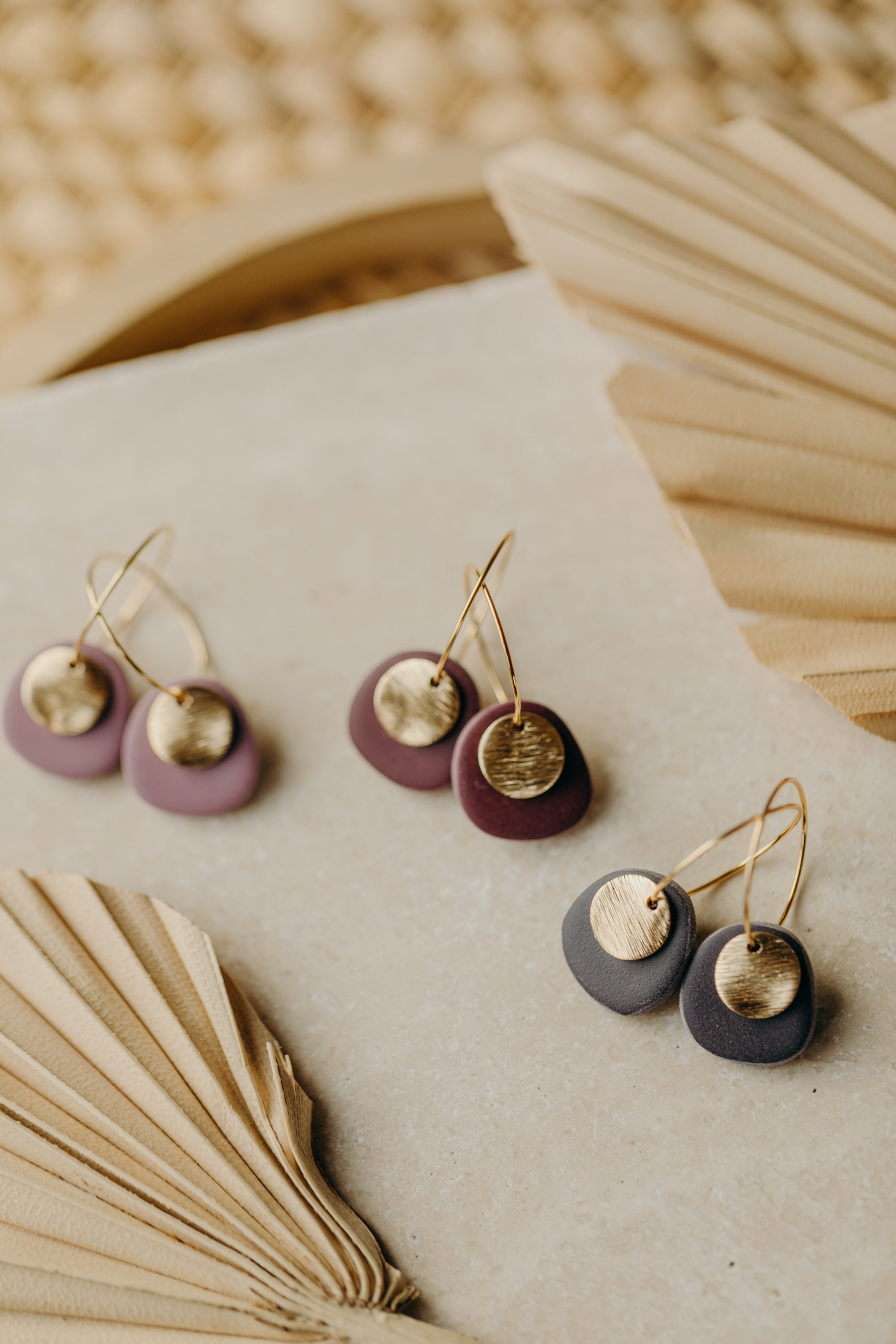 NICOLA - Creolen mit ovalem Polymer Ton Anhänger in Beerentönen