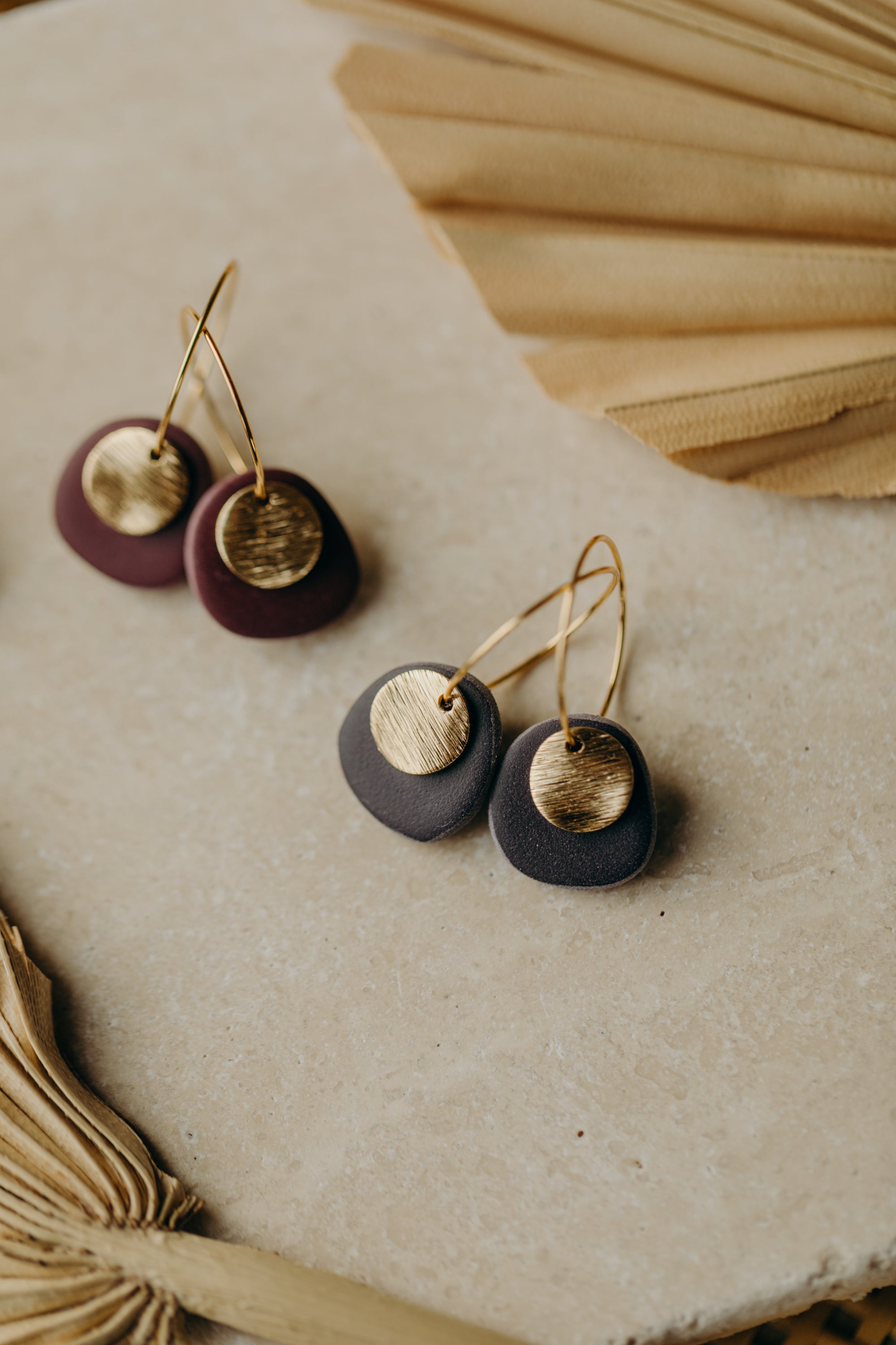 NICOLA - Creolen mit ovalem Polymer Ton Anhänger in Beerentönen