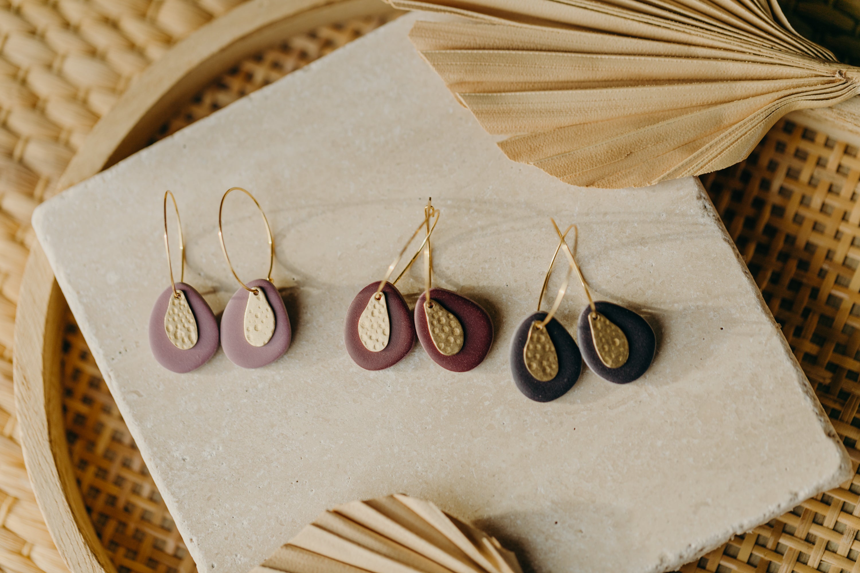 CASSIA - Creolen mit ovalem Polymer Ton Anhänger in Beerentönen