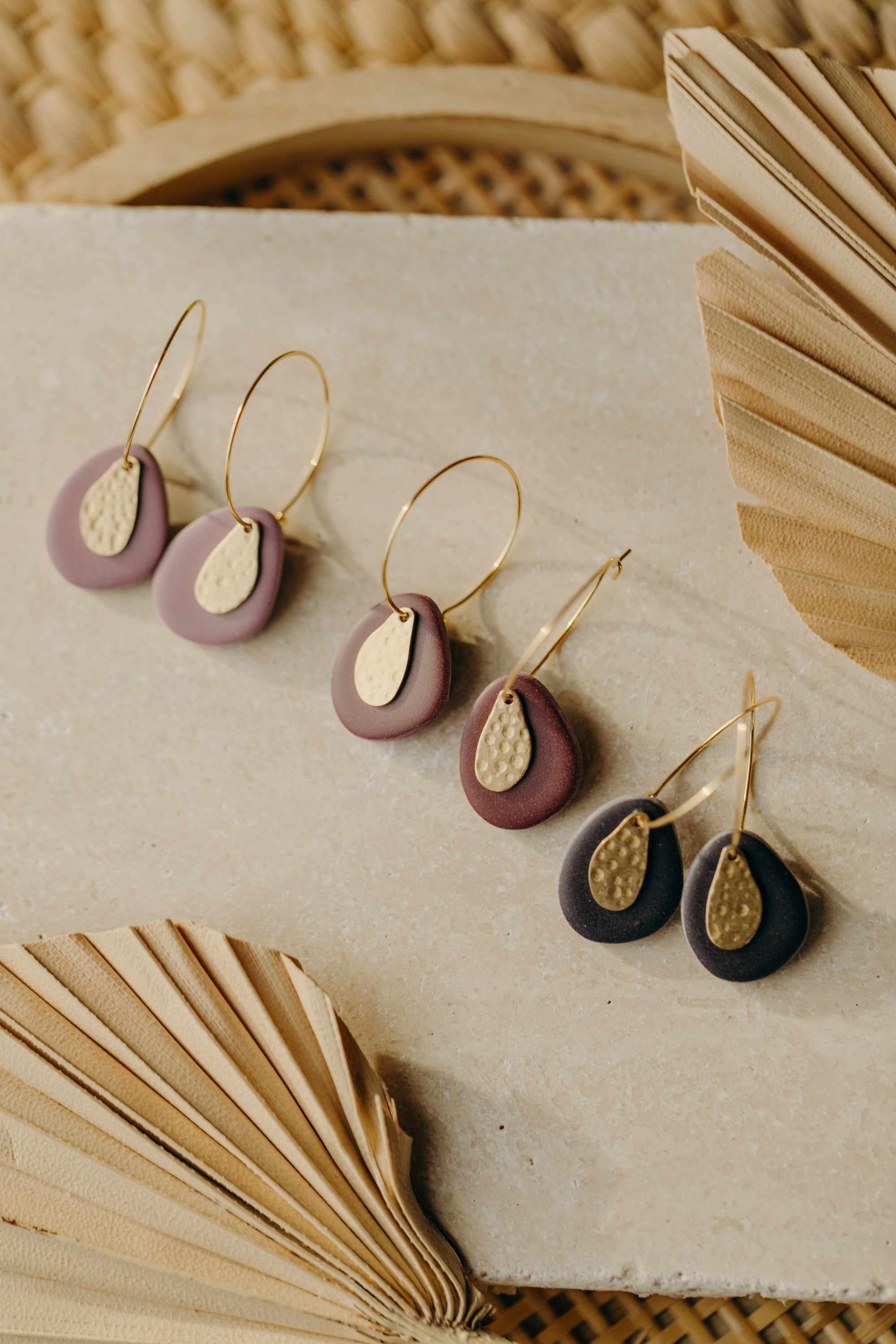 CASSIA - Creolen mit ovalem Polymer Ton Anhänger in Beerentönen