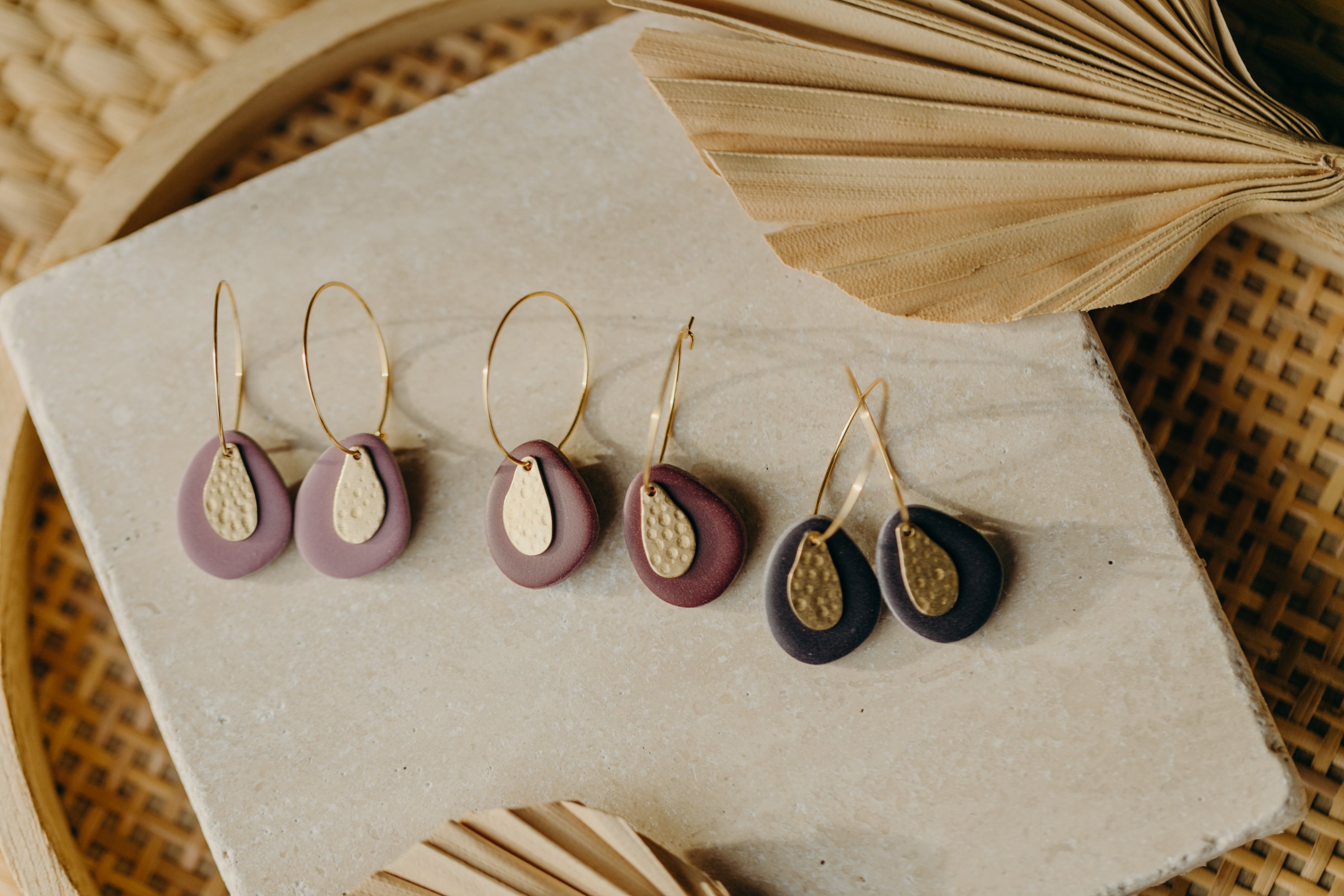 CASSIA - Creolen mit ovalem Polymer Ton Anhänger in Beerentönen