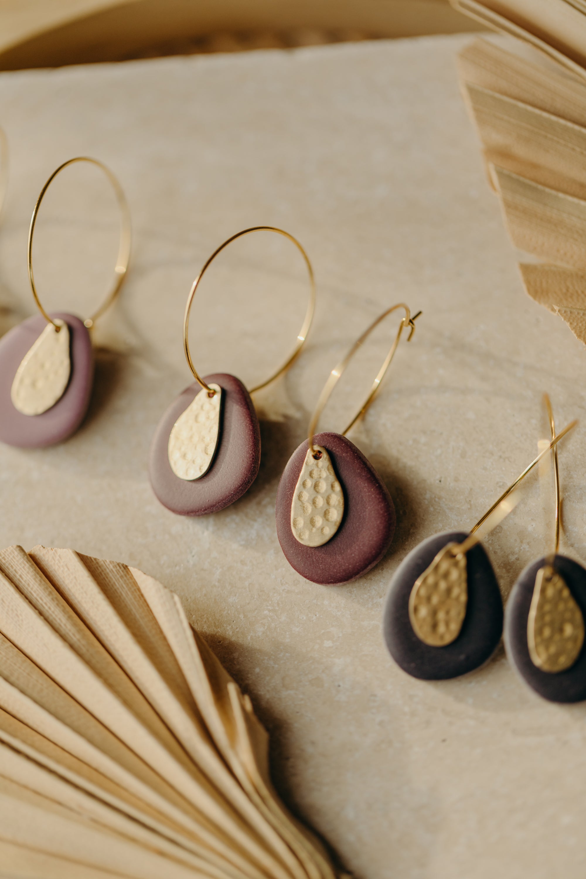 CASSIA - Creolen mit ovalem Polymer Ton Anhänger in Beerentönen