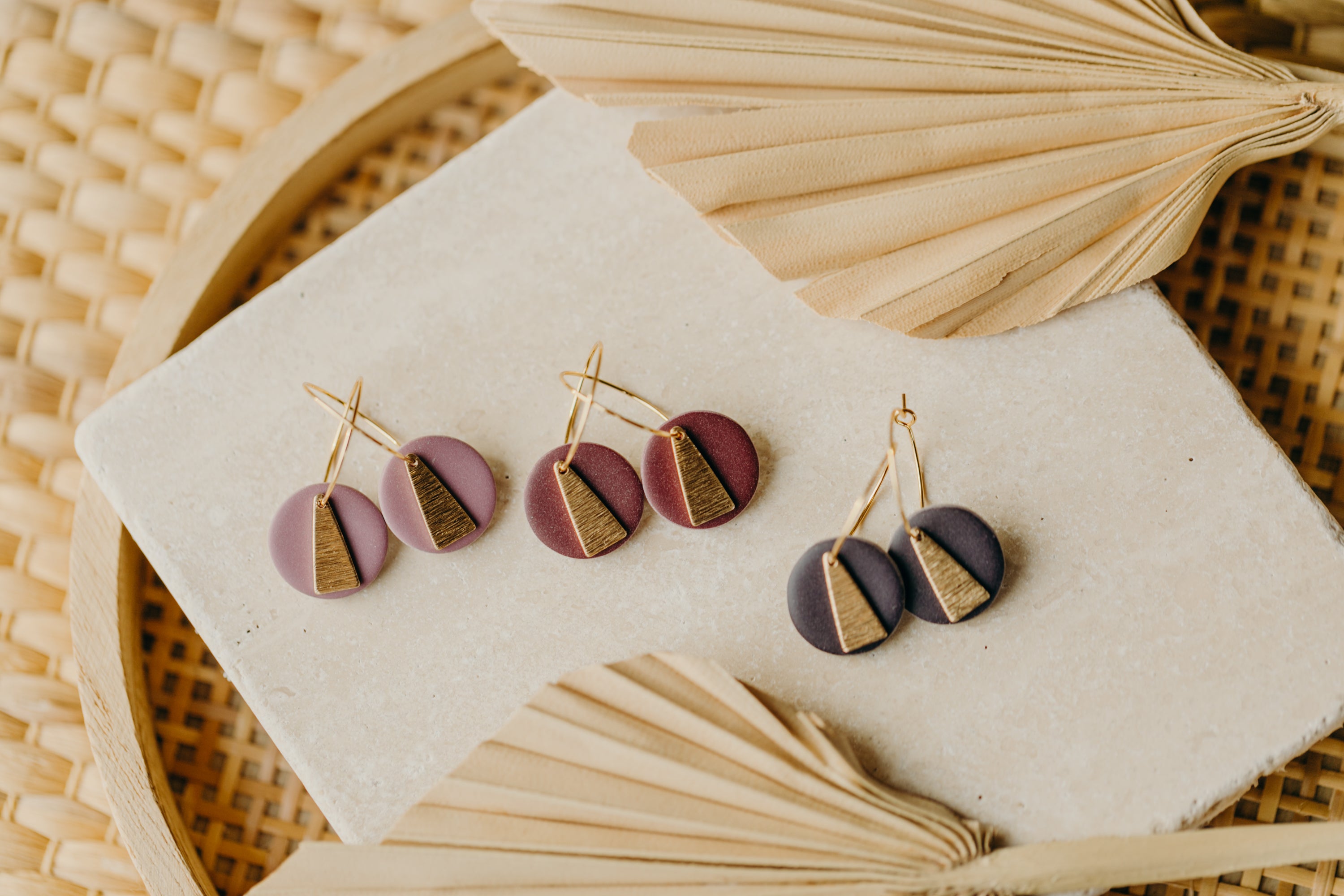 SIMONA - Creolen mit rundem Polymer Ton Anhänger in Beerentönen