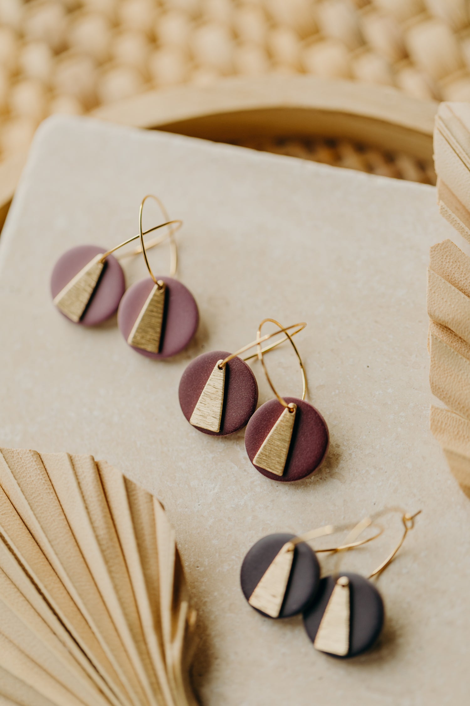 SIMONA - Creolen mit rundem Polymer Ton Anhänger in Beerentönen