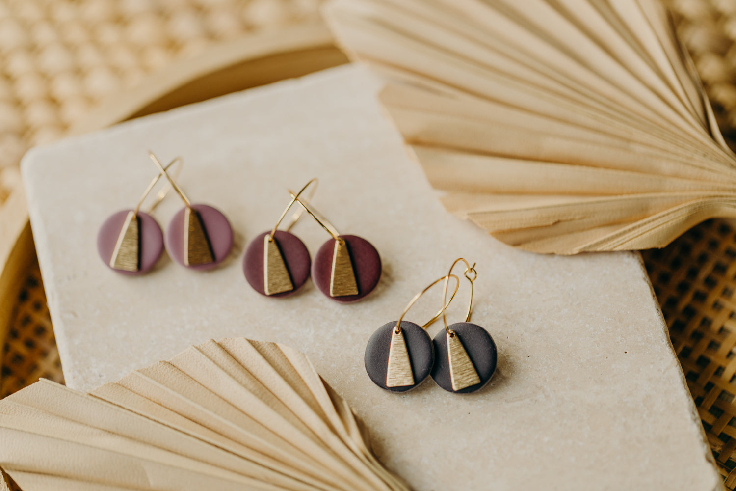 SIMONA - Creolen mit rundem Polymer Ton Anhänger in Beerentönen