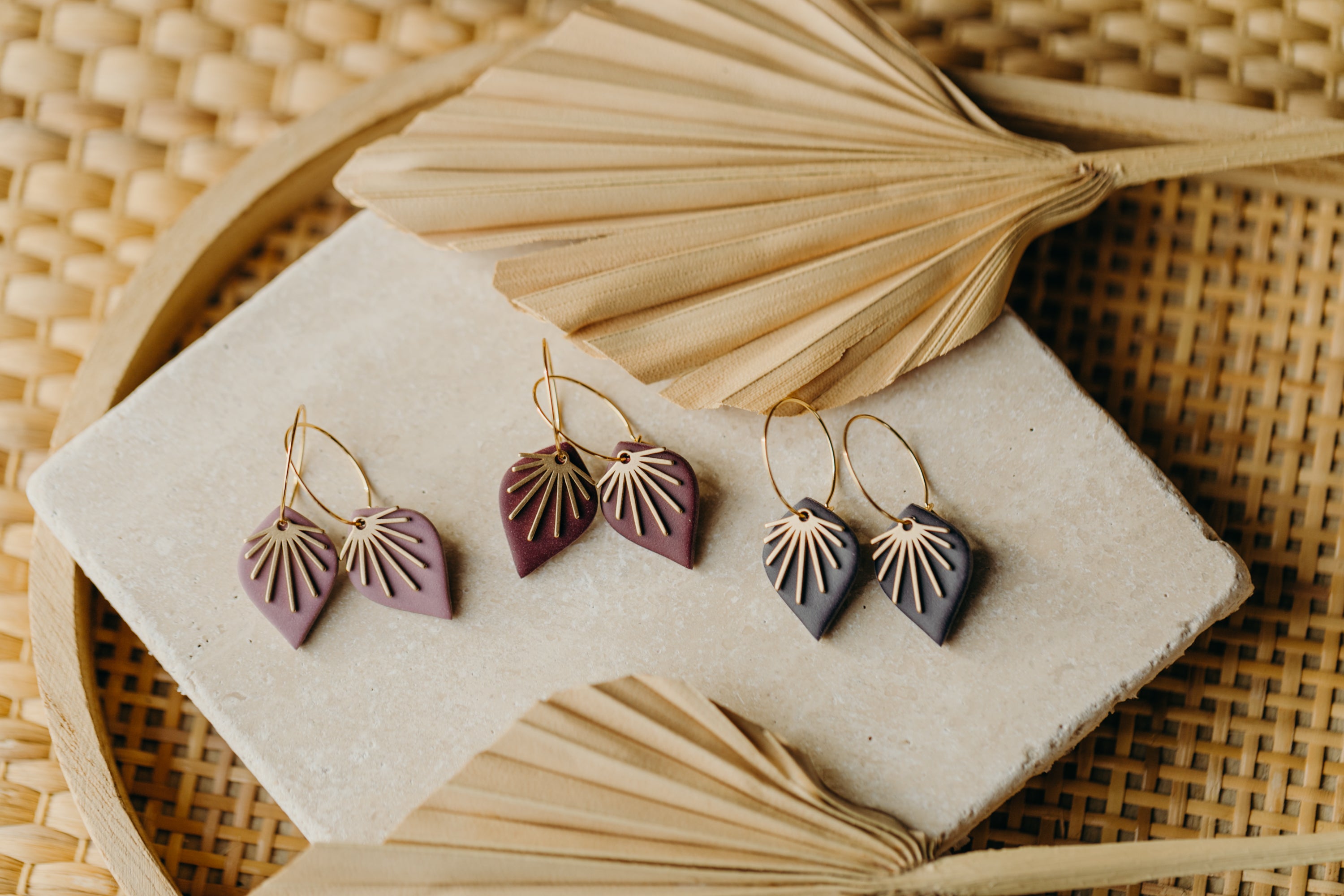 ARIA - Creolen mit tränenförmigen Polymer Ton Anhänger in Beerentönen