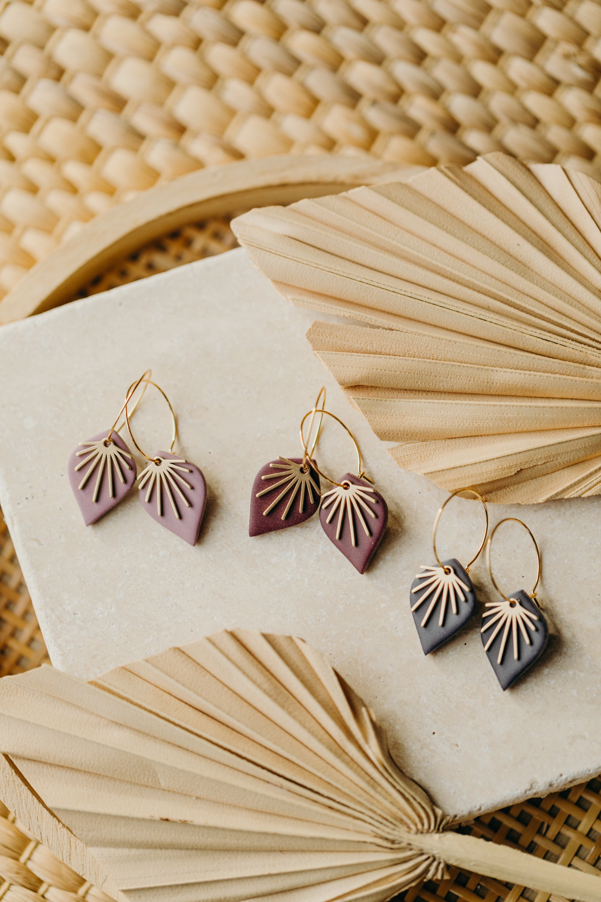 ARIA - Creolen mit tränenförmigen Polymer Ton Anhänger in Beerentönen