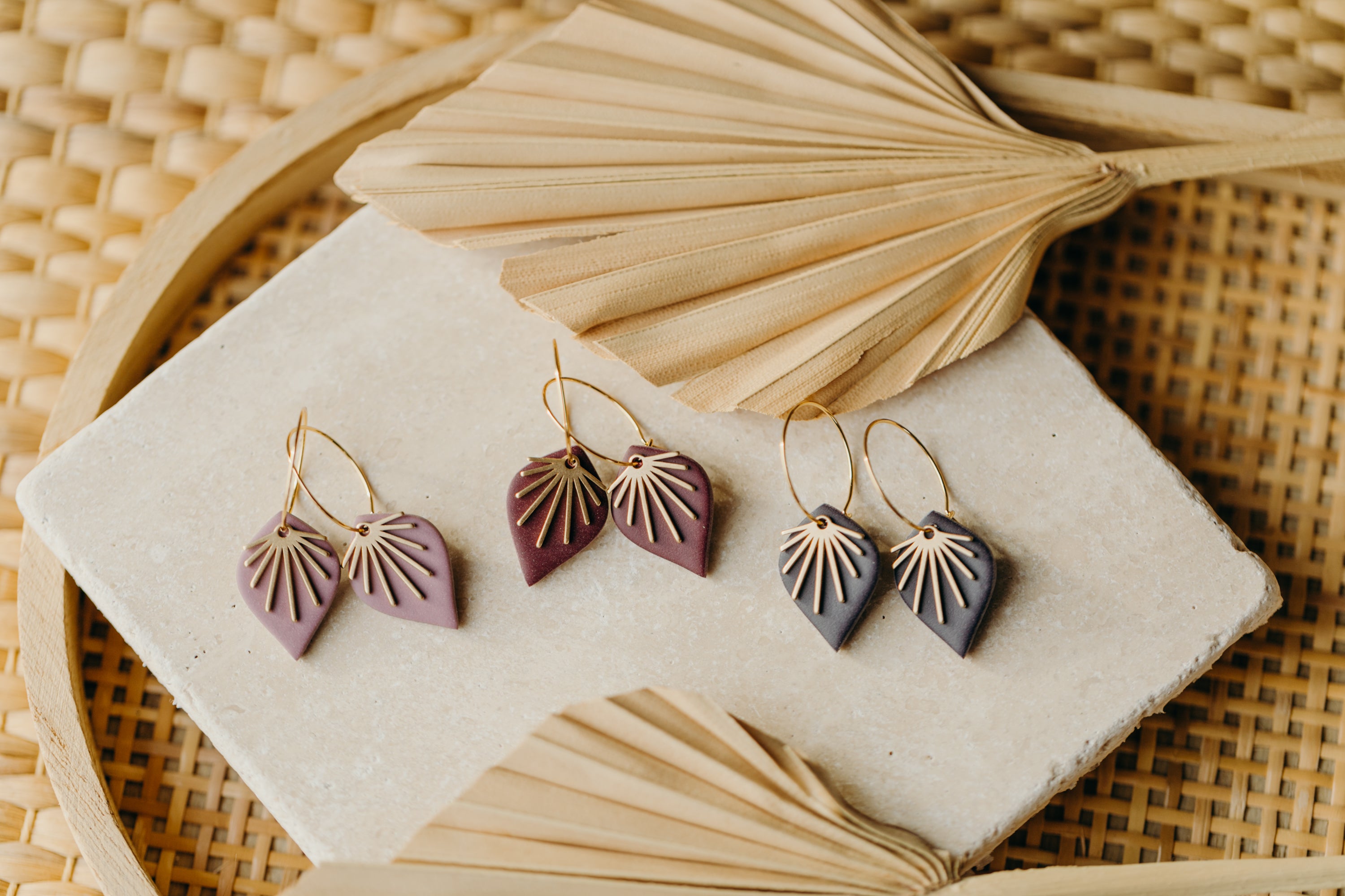 ARIA - Creolen mit tränenförmigen Polymer Ton Anhänger in Beerentönen