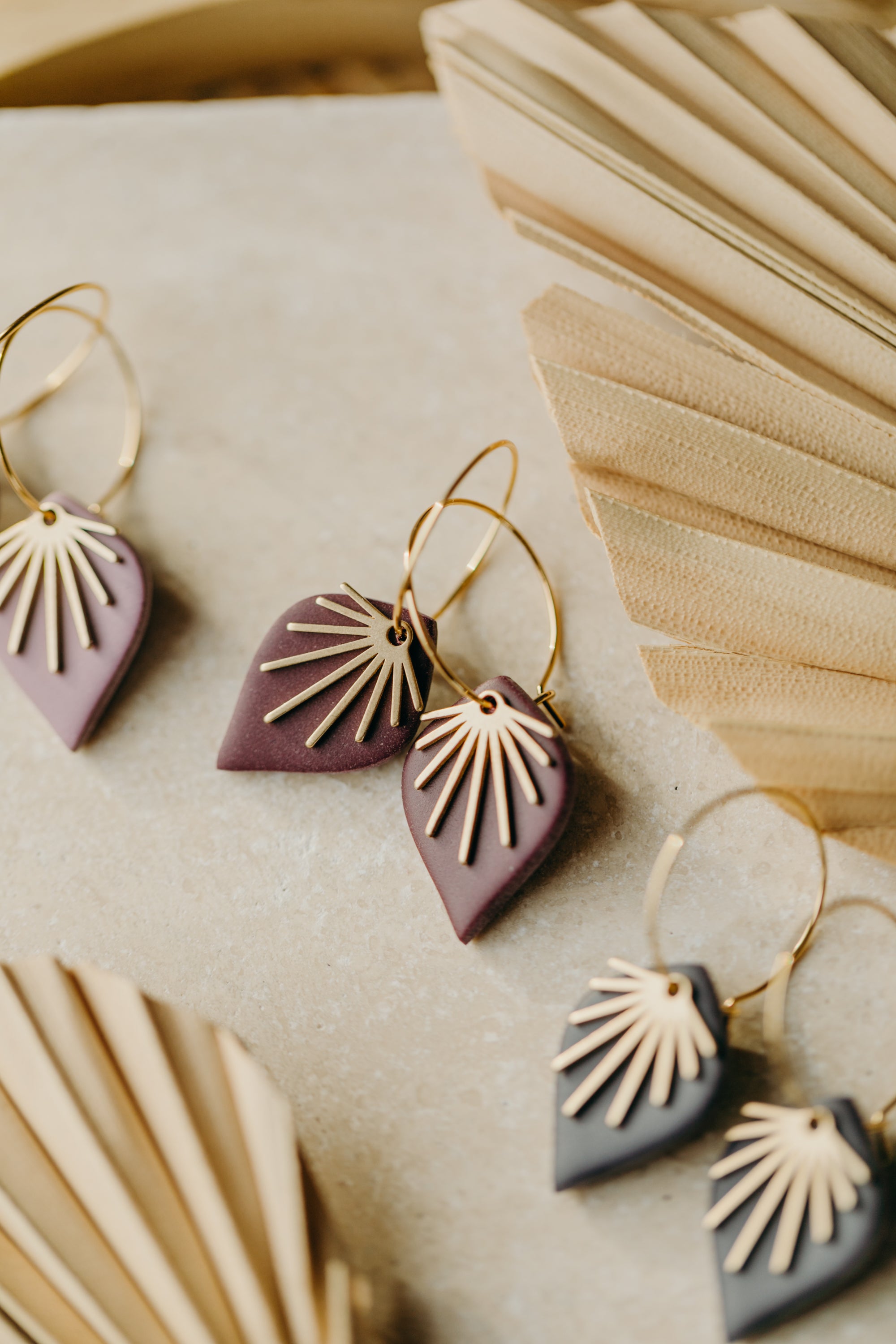 ARIA - Creolen mit tränenförmigen Polymer Ton Anhänger in Beerentönen