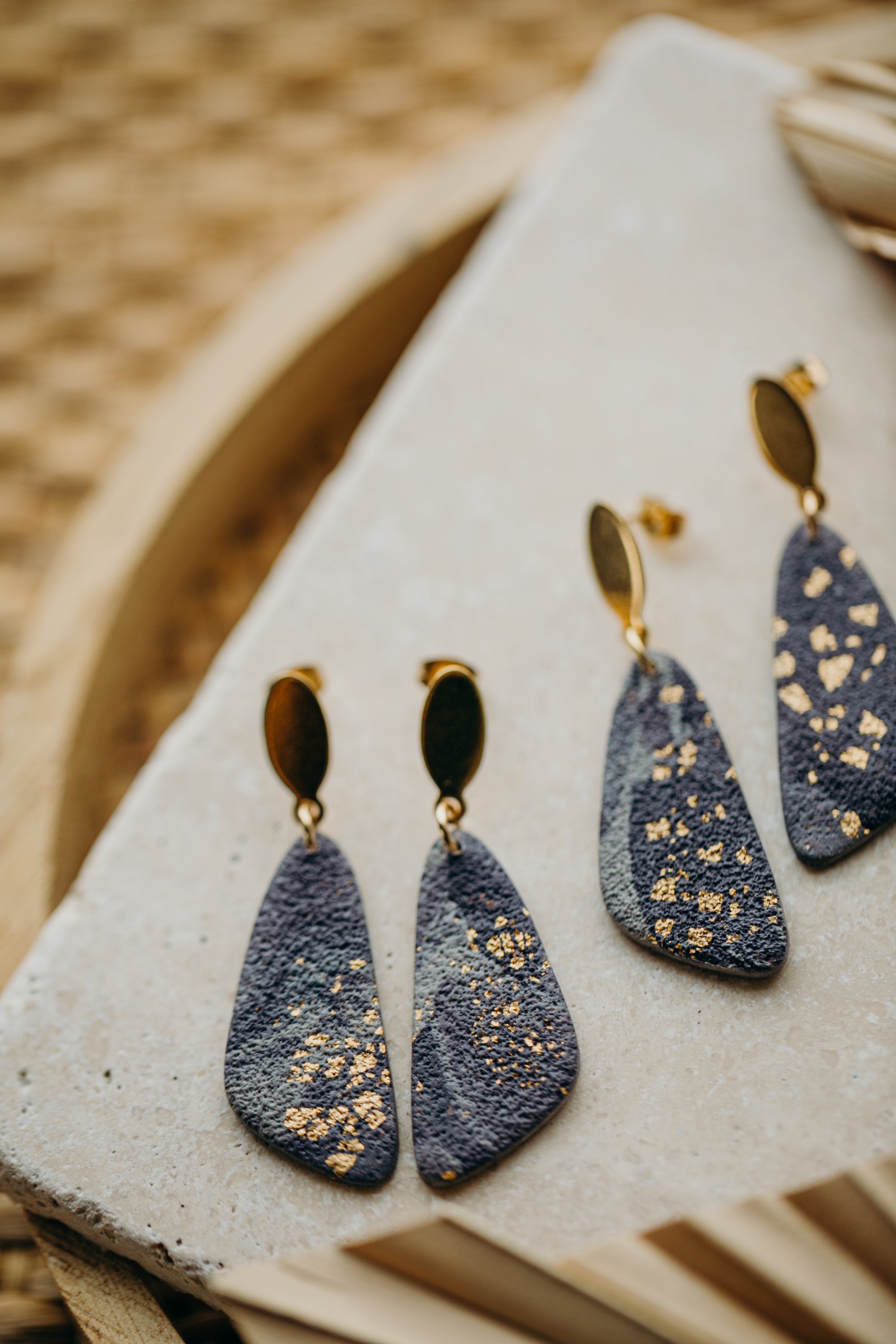 längliche blau graue Ohrringe aus Polymer Ton mit Blattgold