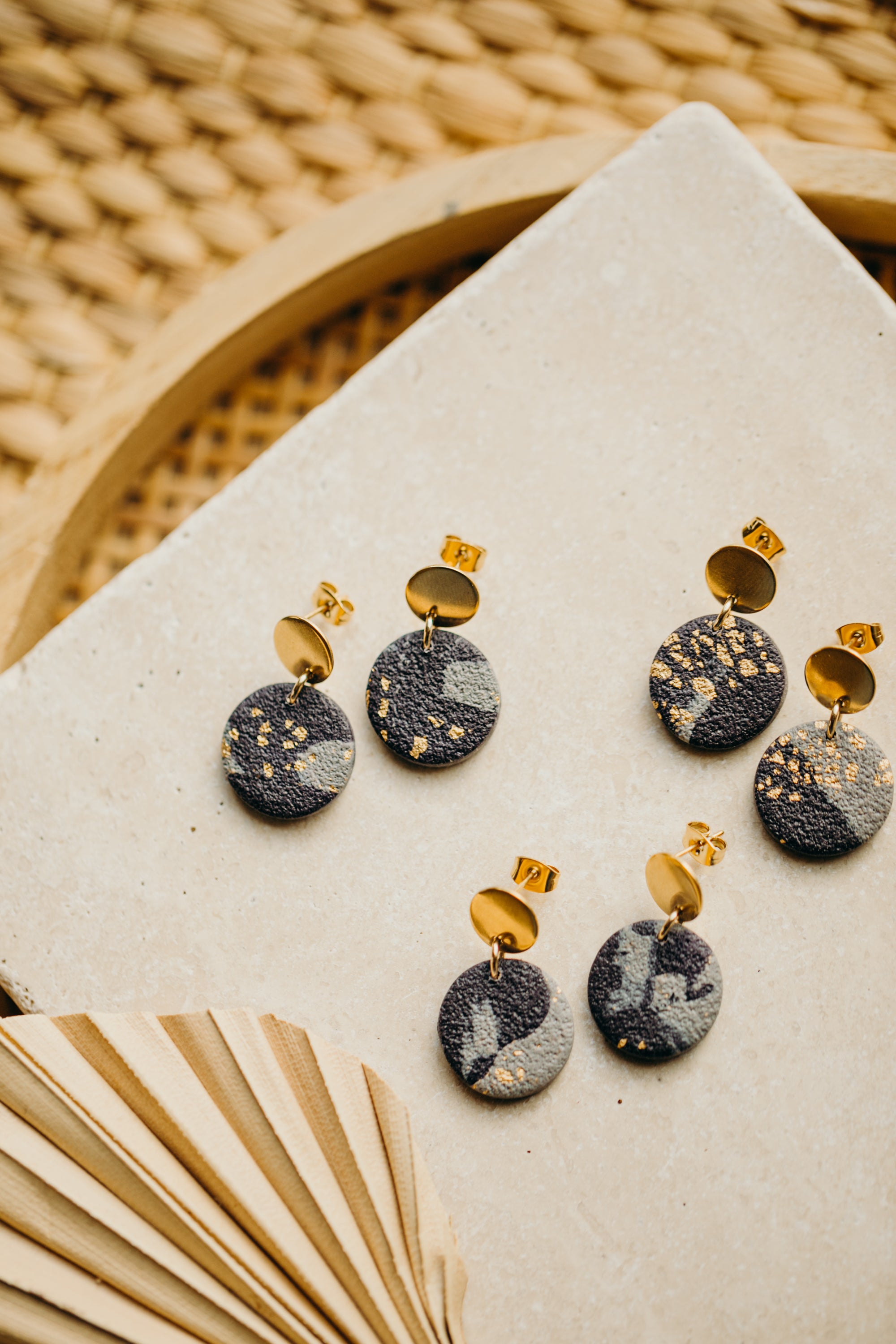 Runde blau-graue Ohrringe aus Polymer Ton mit Blattgold