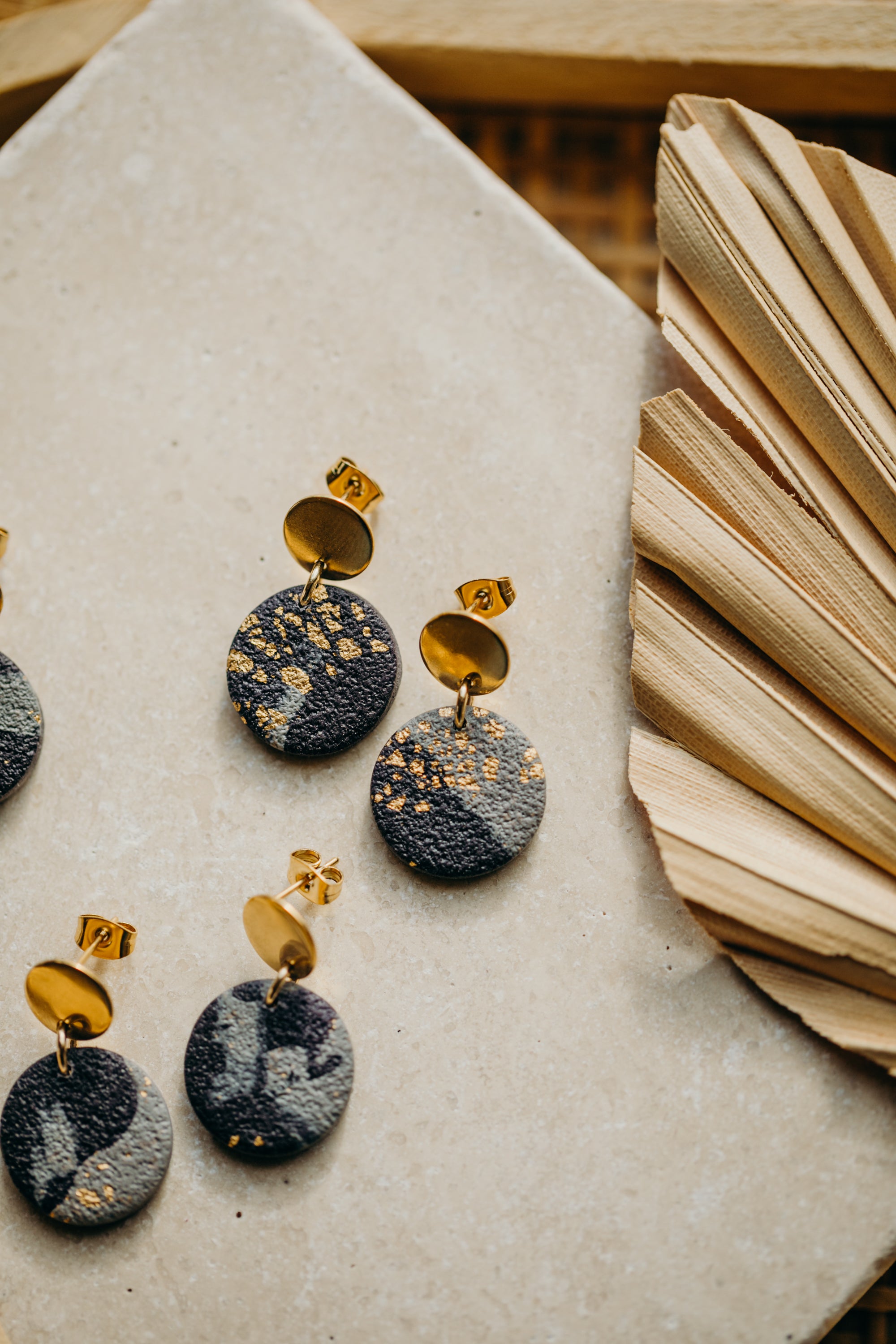 Runde blau-graue Ohrringe aus Polymer Ton mit Blattgold