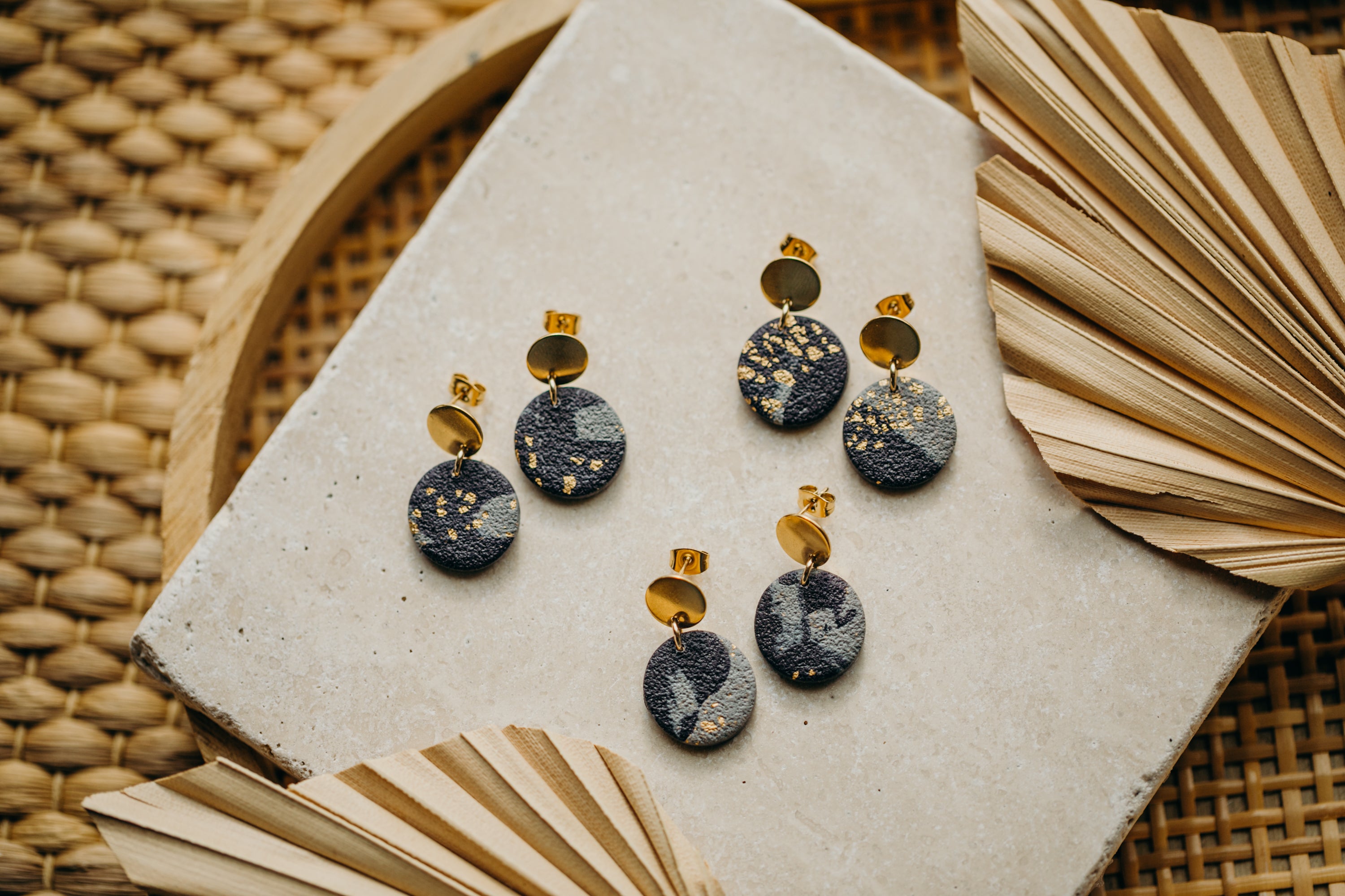 Runde blau-graue Ohrringe aus Polymer Ton mit Blattgold