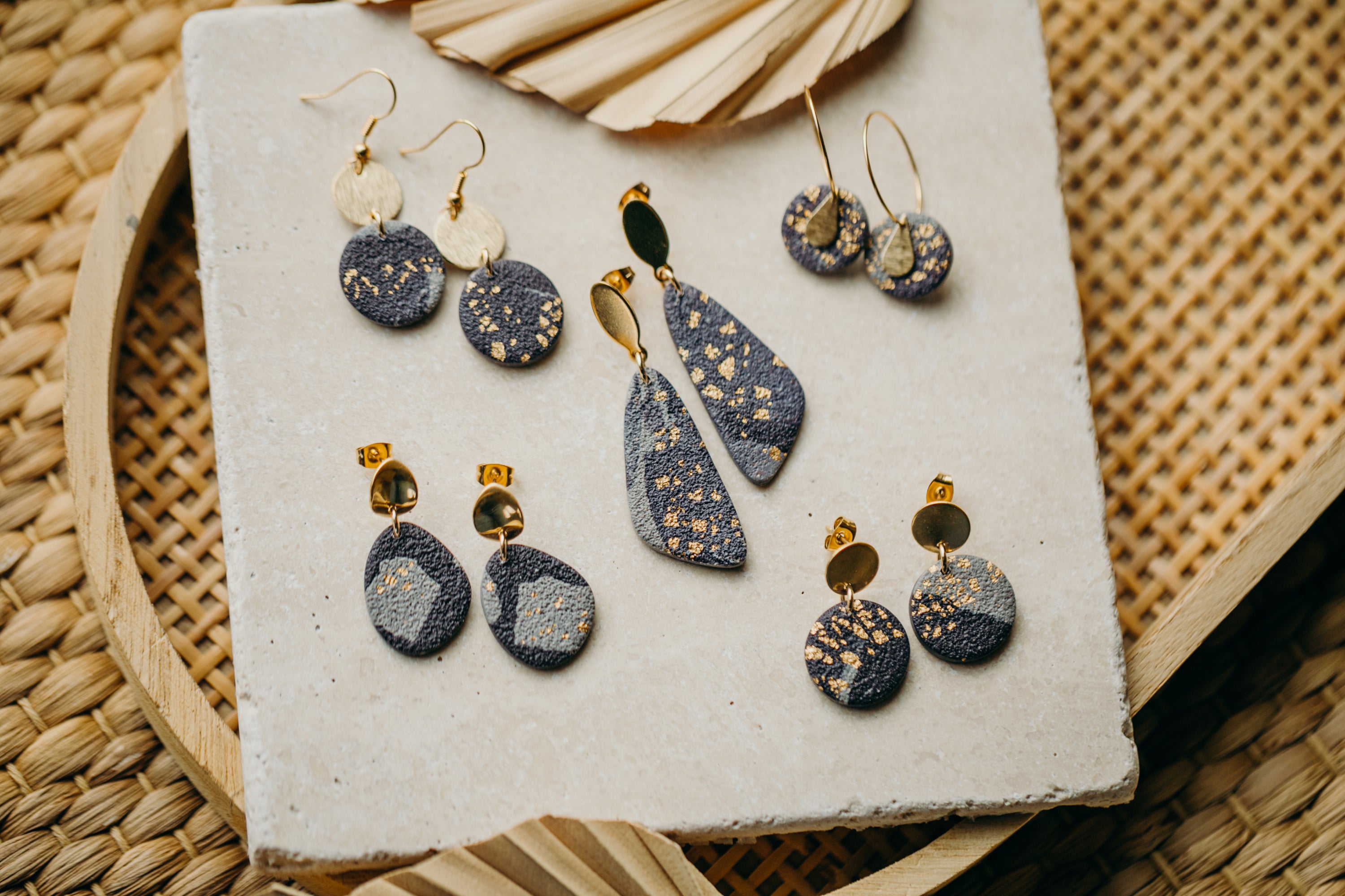 längliche blau graue Ohrringe aus Polymer Ton mit Blattgold