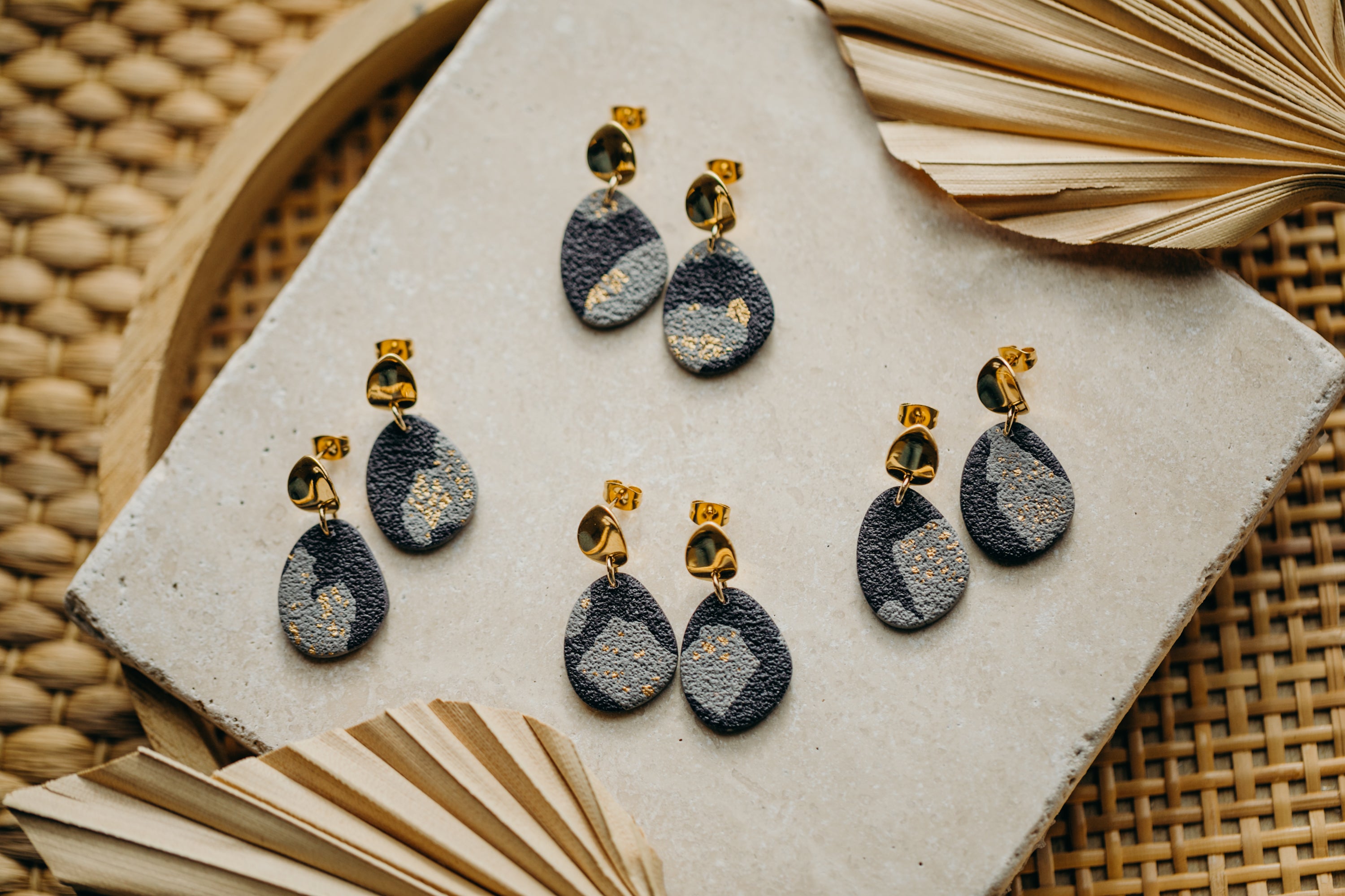 Ovale blau-graue Ohrringe aus Polymer Ton mit Blattgold