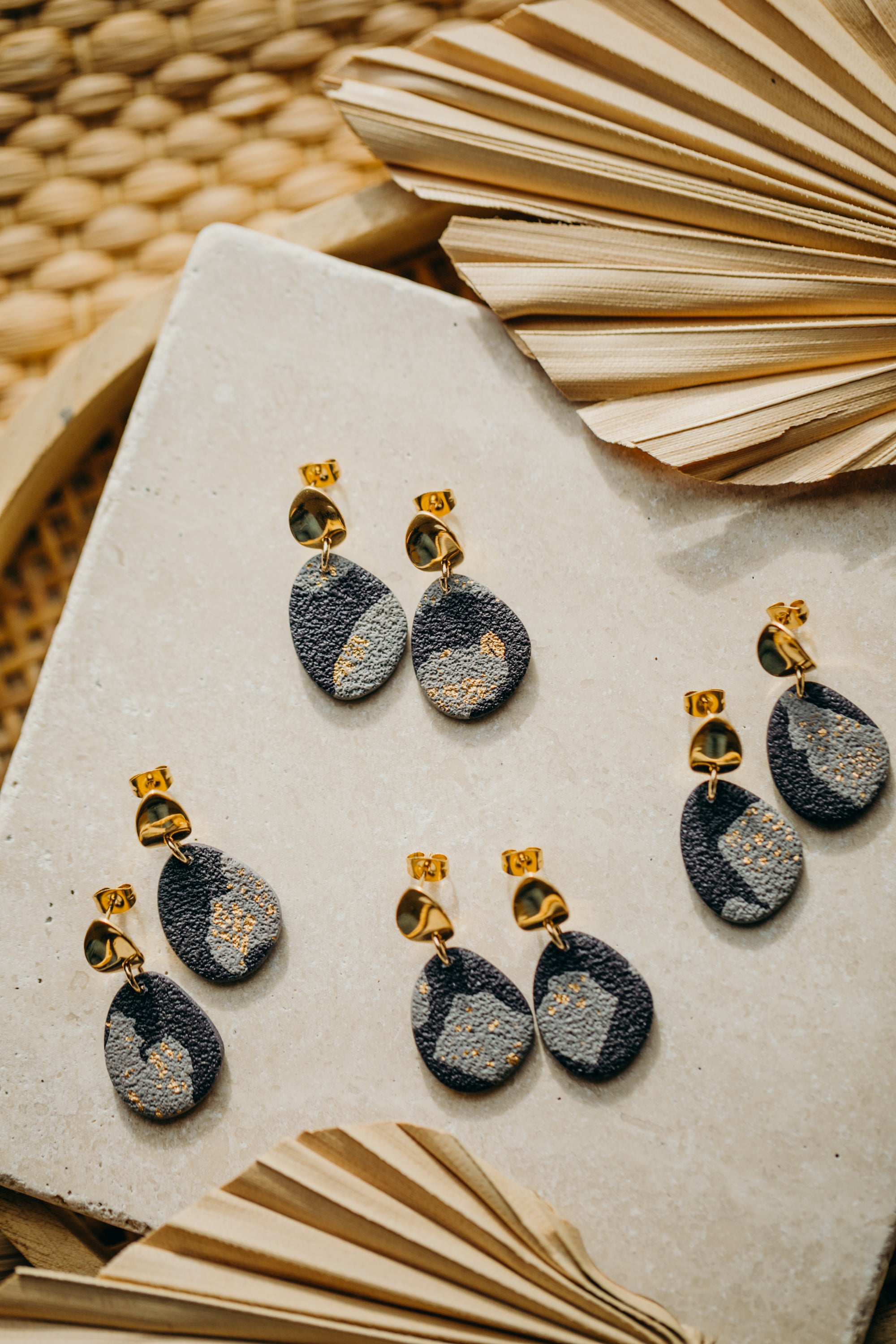 Ovale blau-graue Ohrringe aus Polymer Ton mit Blattgold