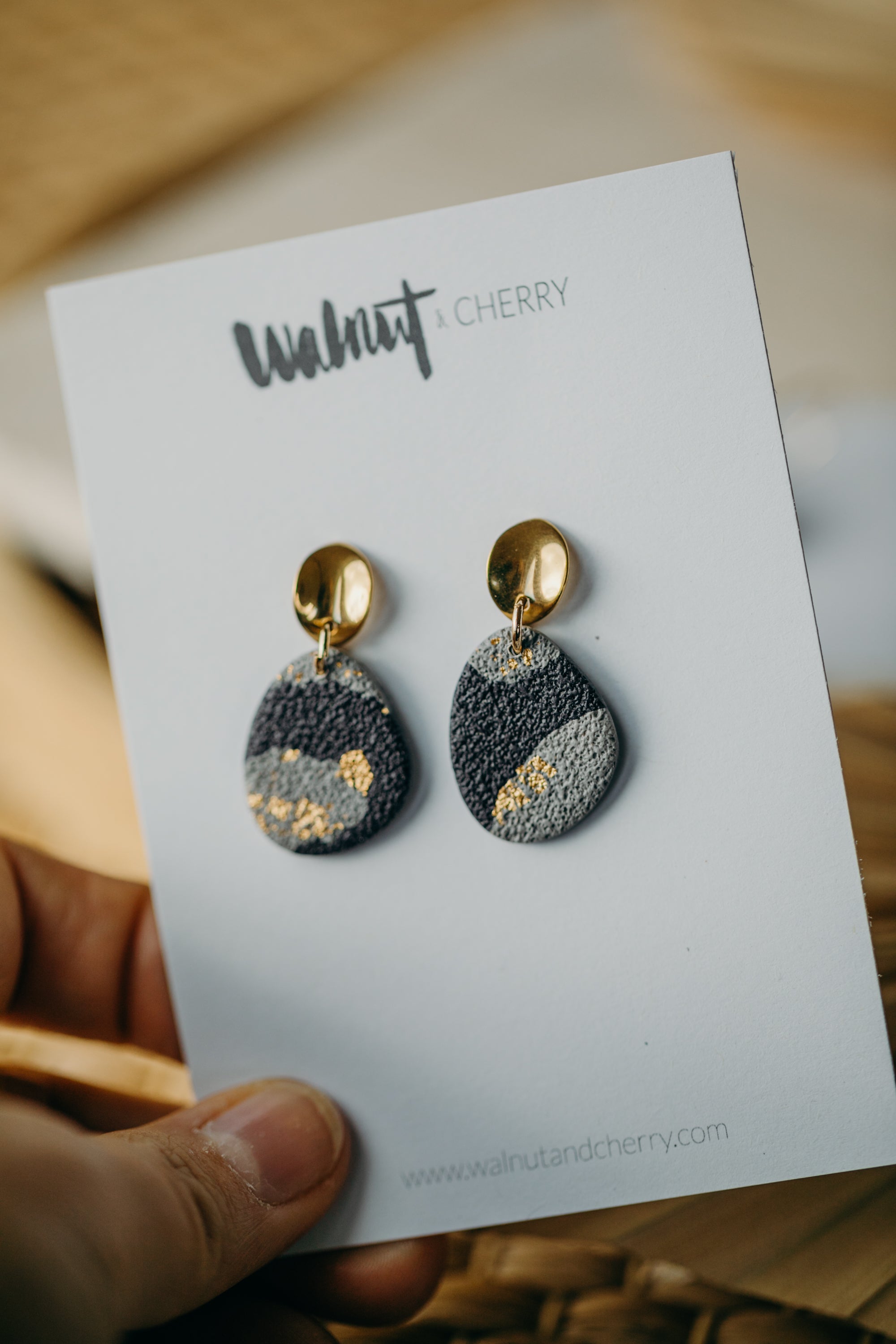 Ovale blau-graue Ohrringe aus Polymer Ton mit Blattgold