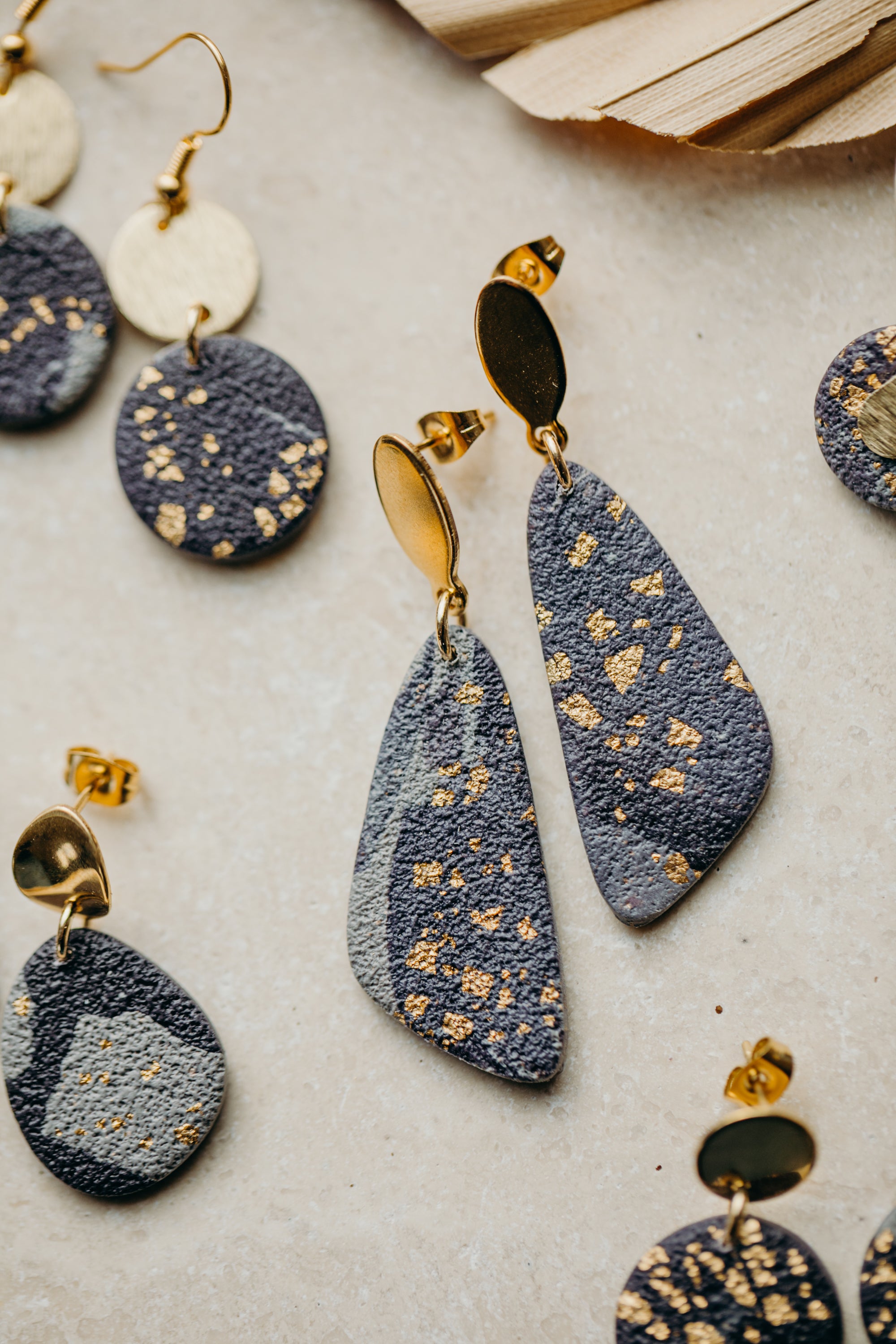 längliche blau graue Ohrringe aus Polymer Ton mit Blattgold