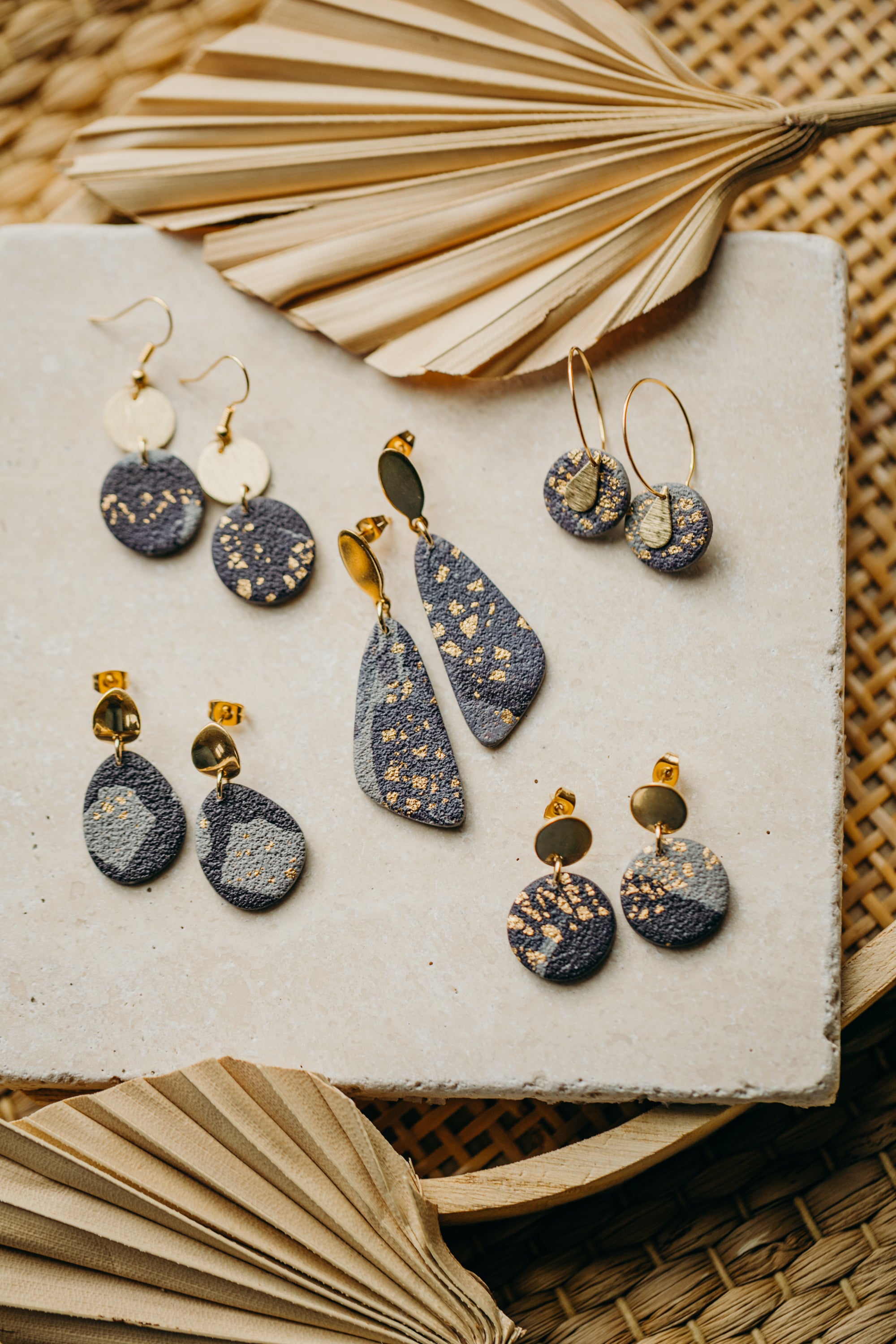 längliche blau graue Ohrringe aus Polymer Ton mit Blattgold