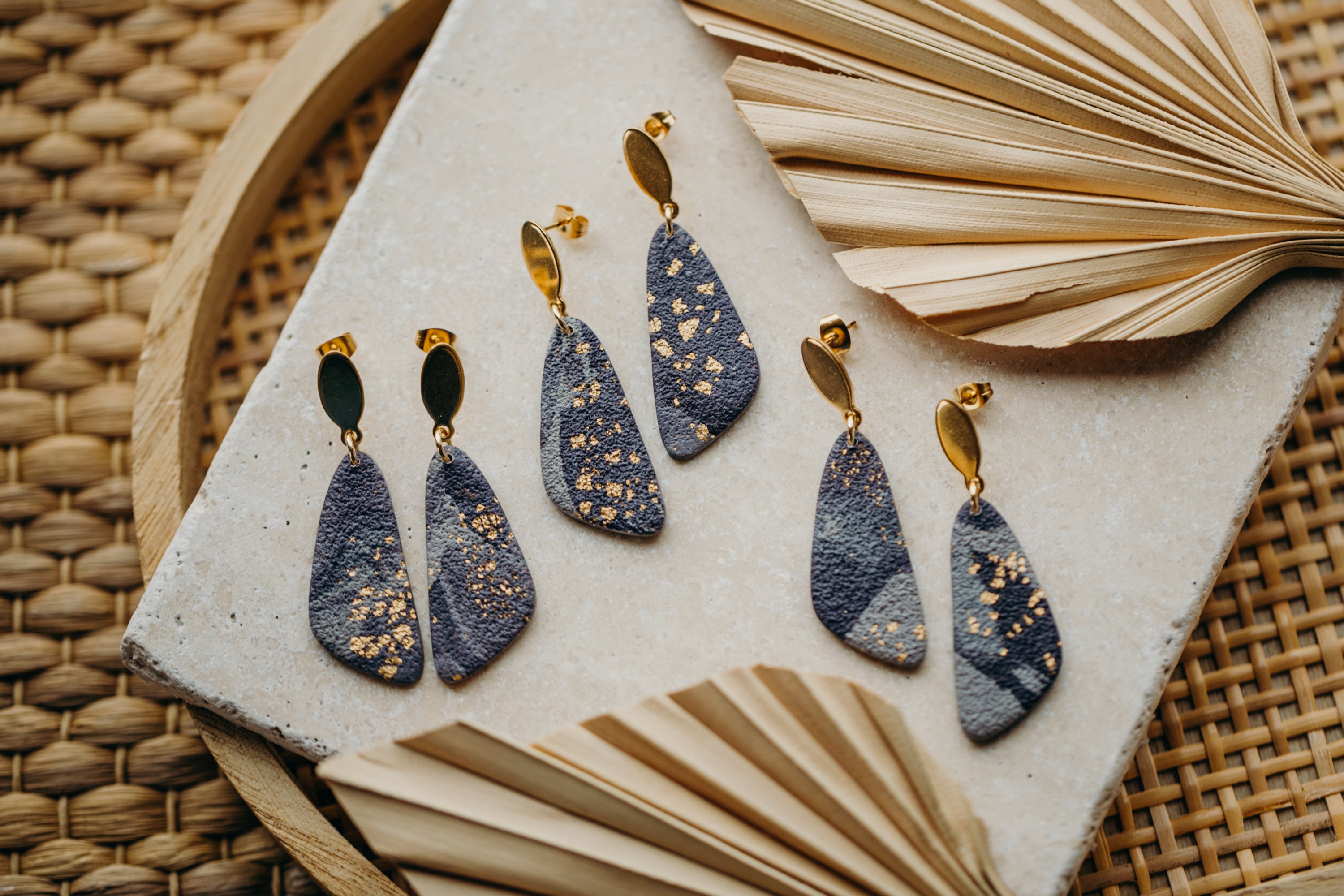 längliche blau graue Ohrringe aus Polymer Ton mit Blattgold
