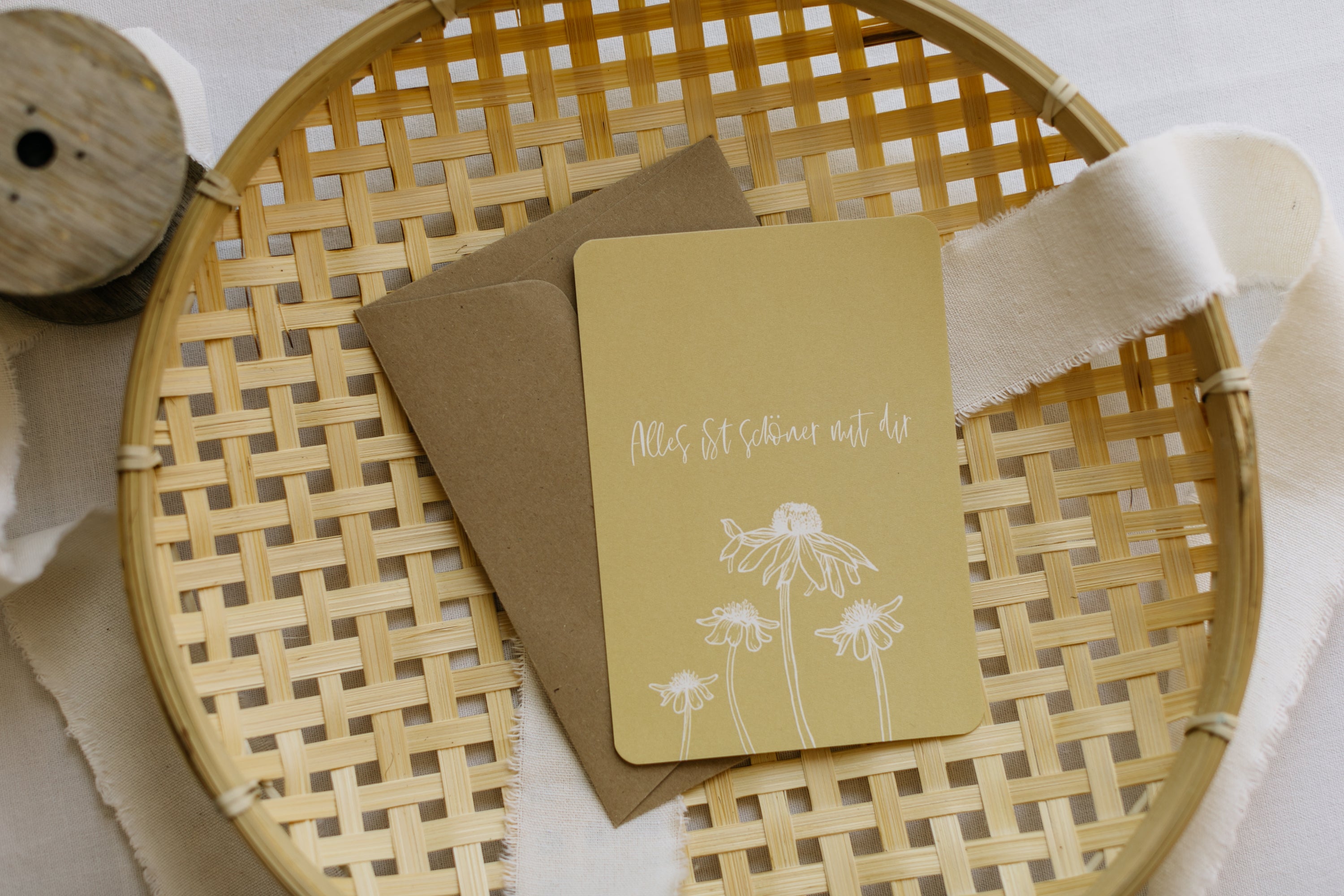 Postkarte "Alles ist Schöner mit dir" in hellem Gelb