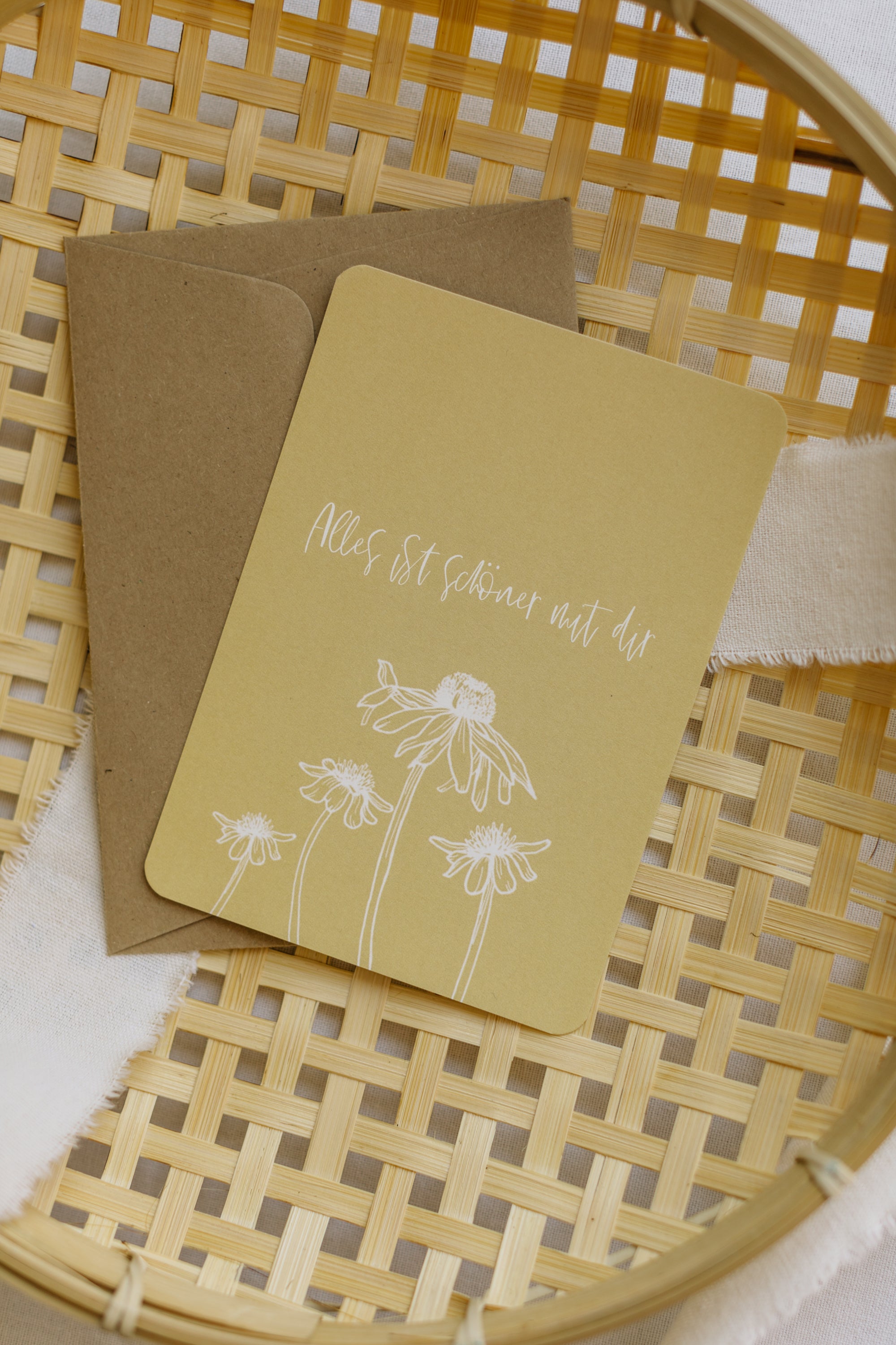 Postkarte "Alles ist Schöner mit dir" in hellem Gelb