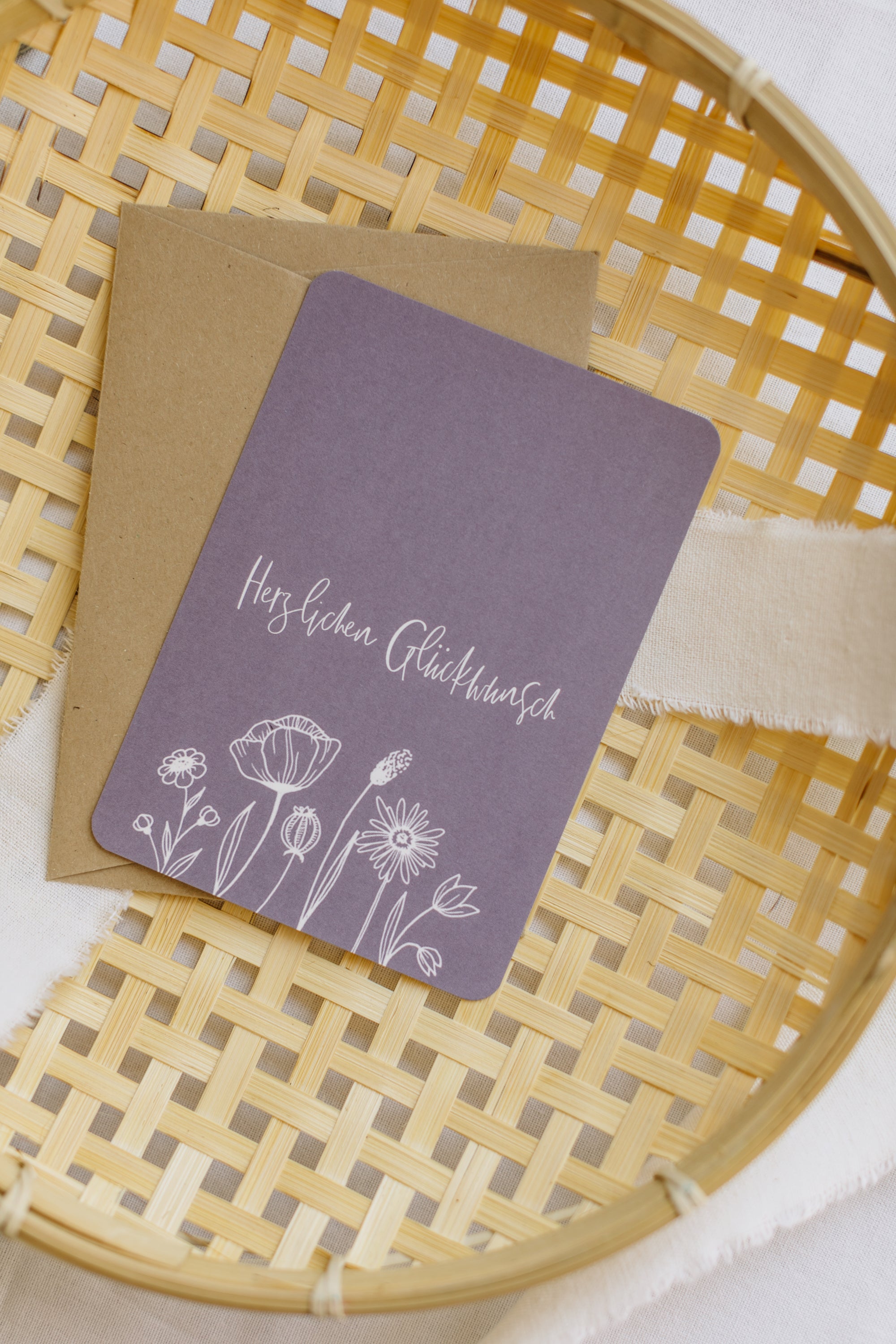 Postkarte "Herzlichen Glückwunsch" in dunklem Lila