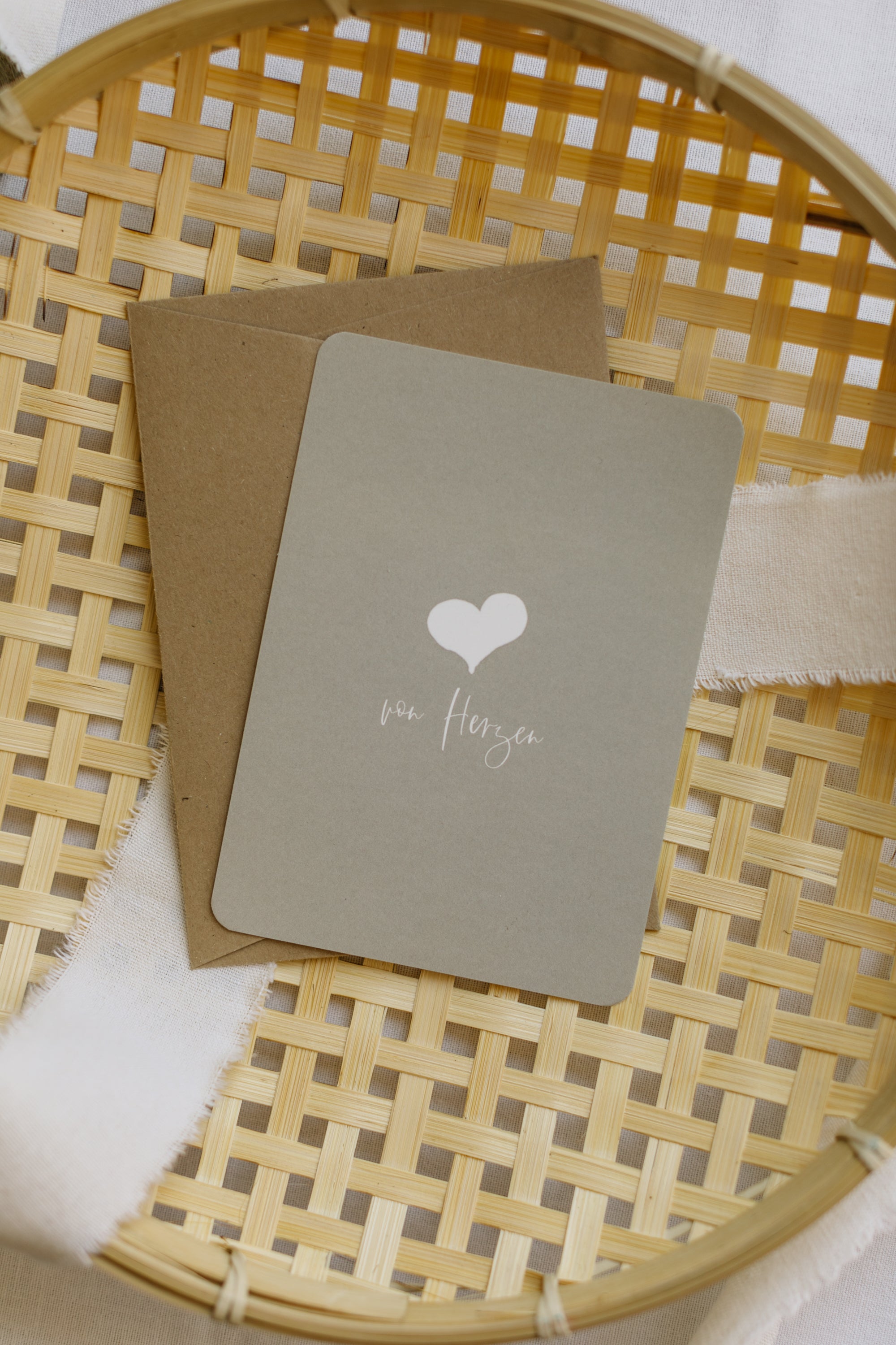 Postkarte "Von Herzen" in hellem grau