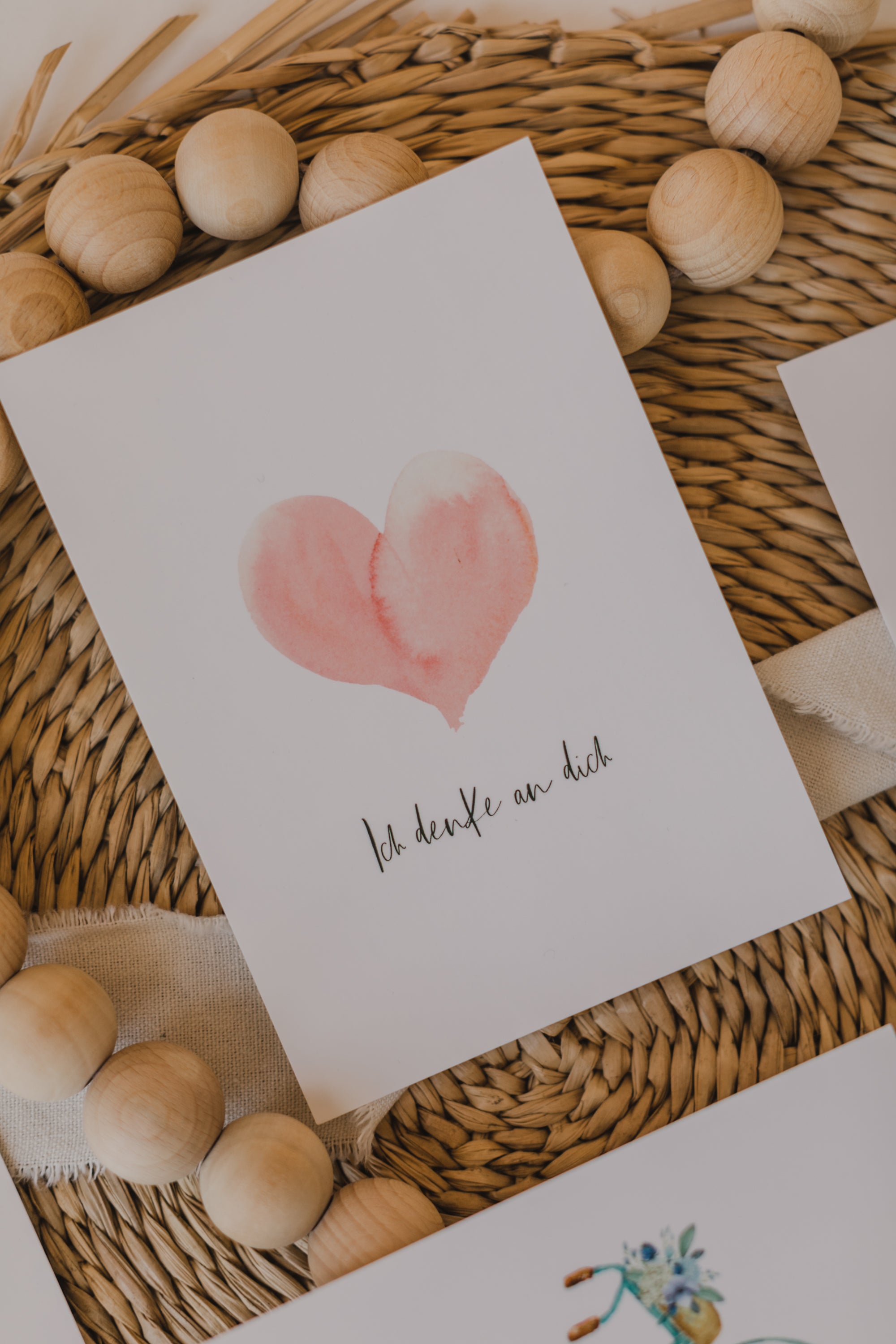 Postkarte rosa Herz mit dem Aufdruck "Ich denke an dich"
